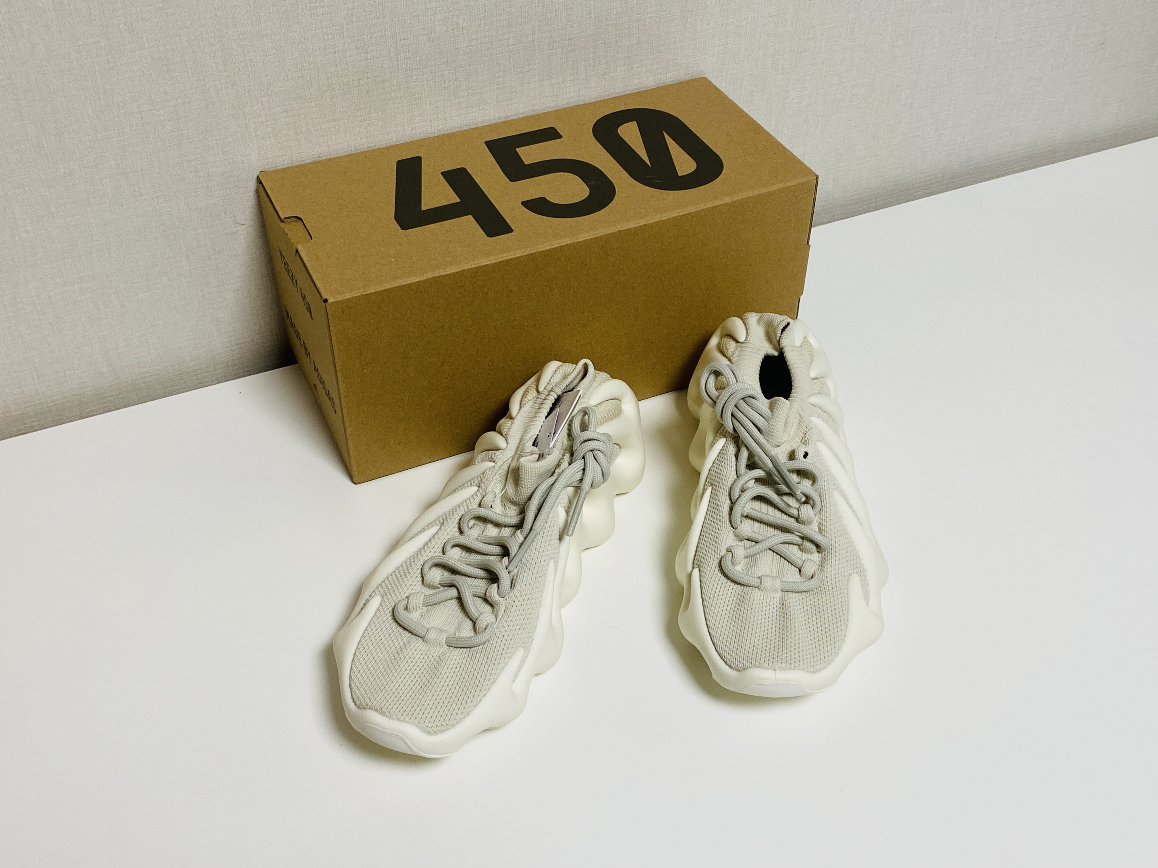 Adidas Yeezy 450 Cloud White 착용 스타일 - 2