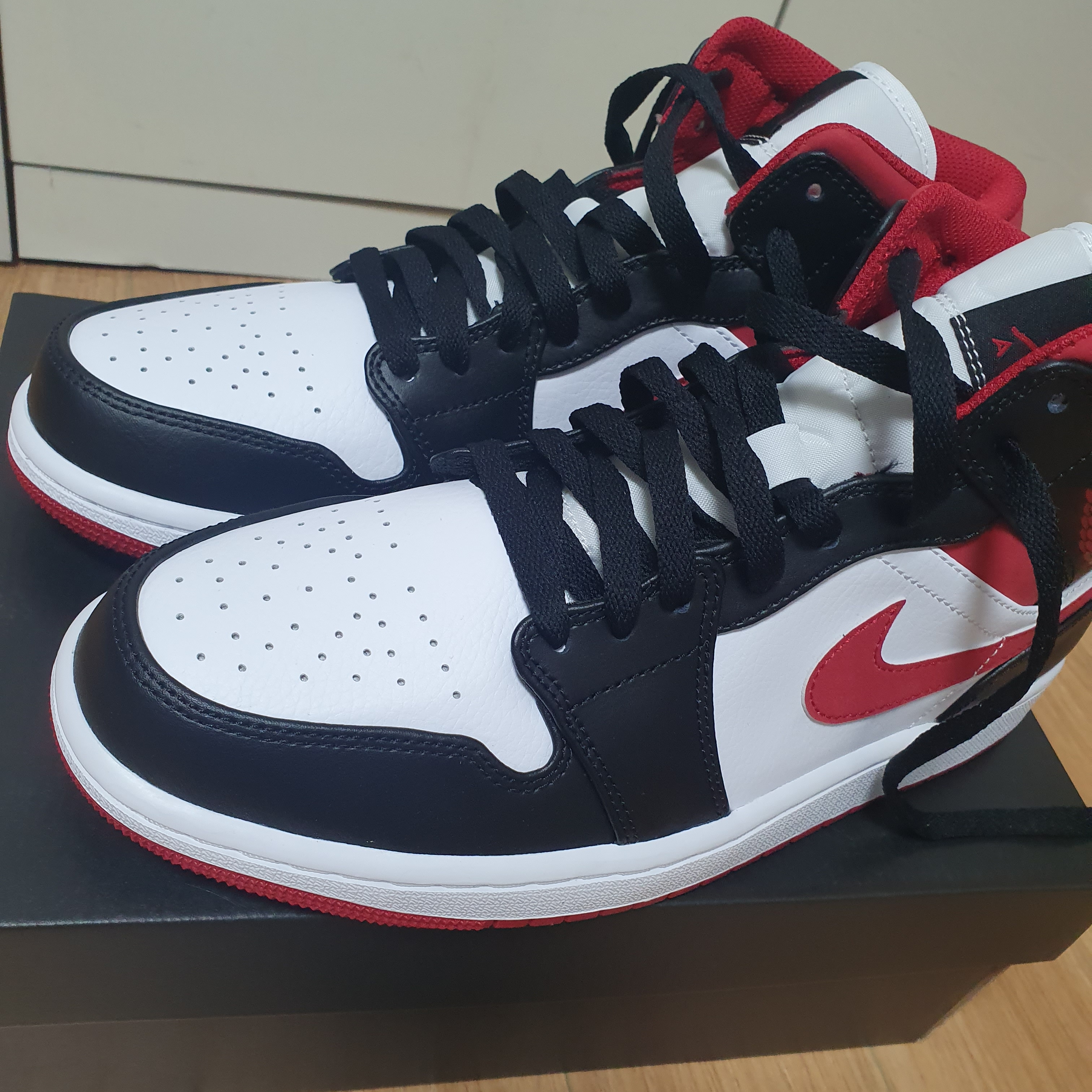 Jordan 1 Mid Gym Red Black White 착용 스타일 - 2
