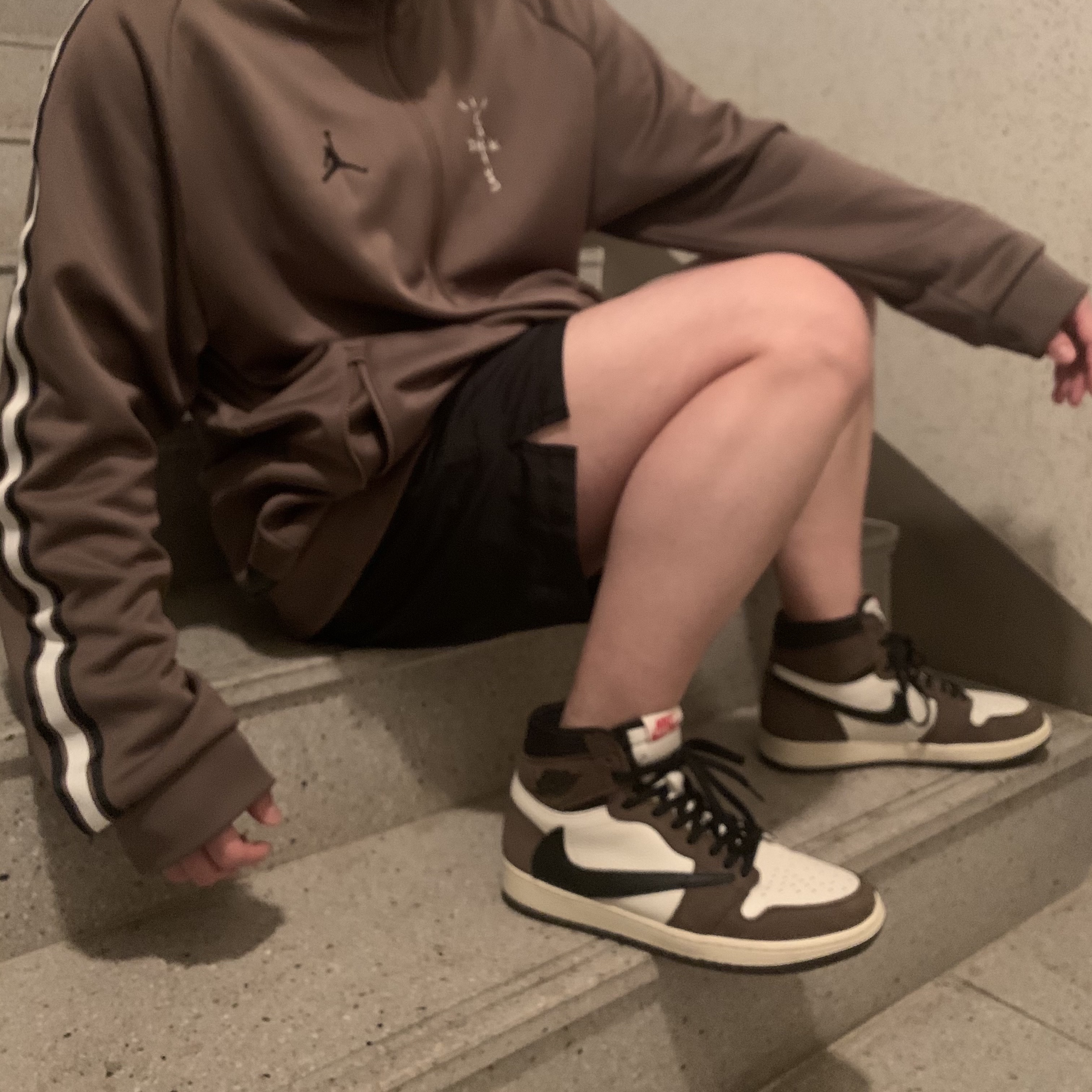 Jordan 1 x Travis Scott Retro High OG SP Mocha, Jordan x Travis Scott MJ Track Jacket 착용 스타일