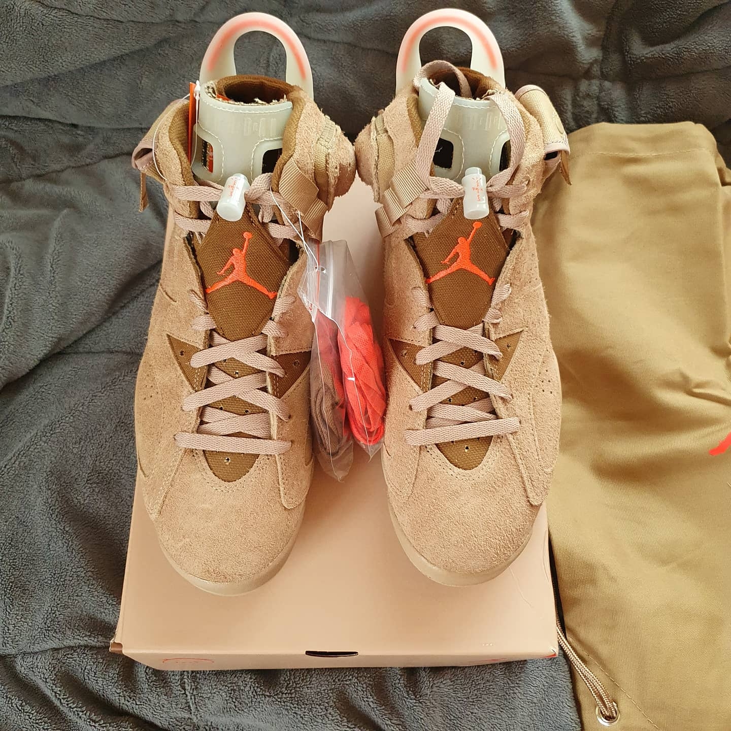 Jordan 6 x Travis Scott Retro SP British Khaki 착용 스타일 - 1