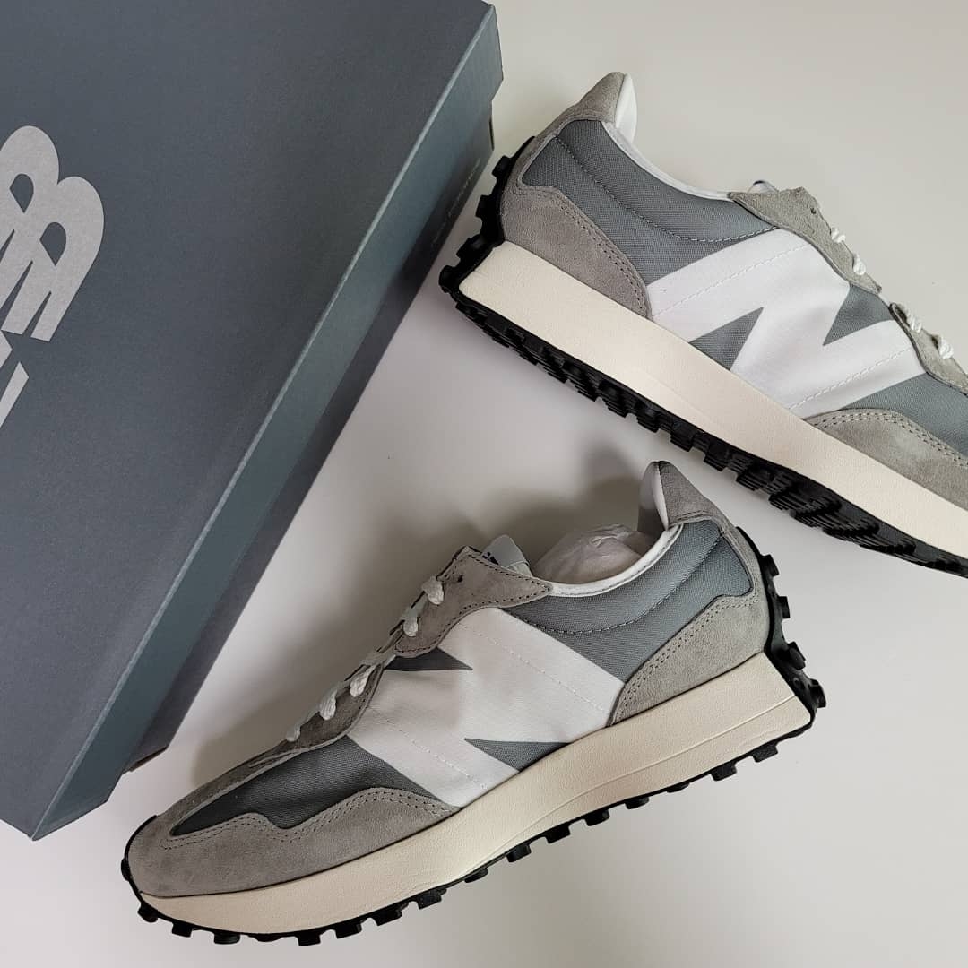 New Balance 327 Grey 착용 스타일