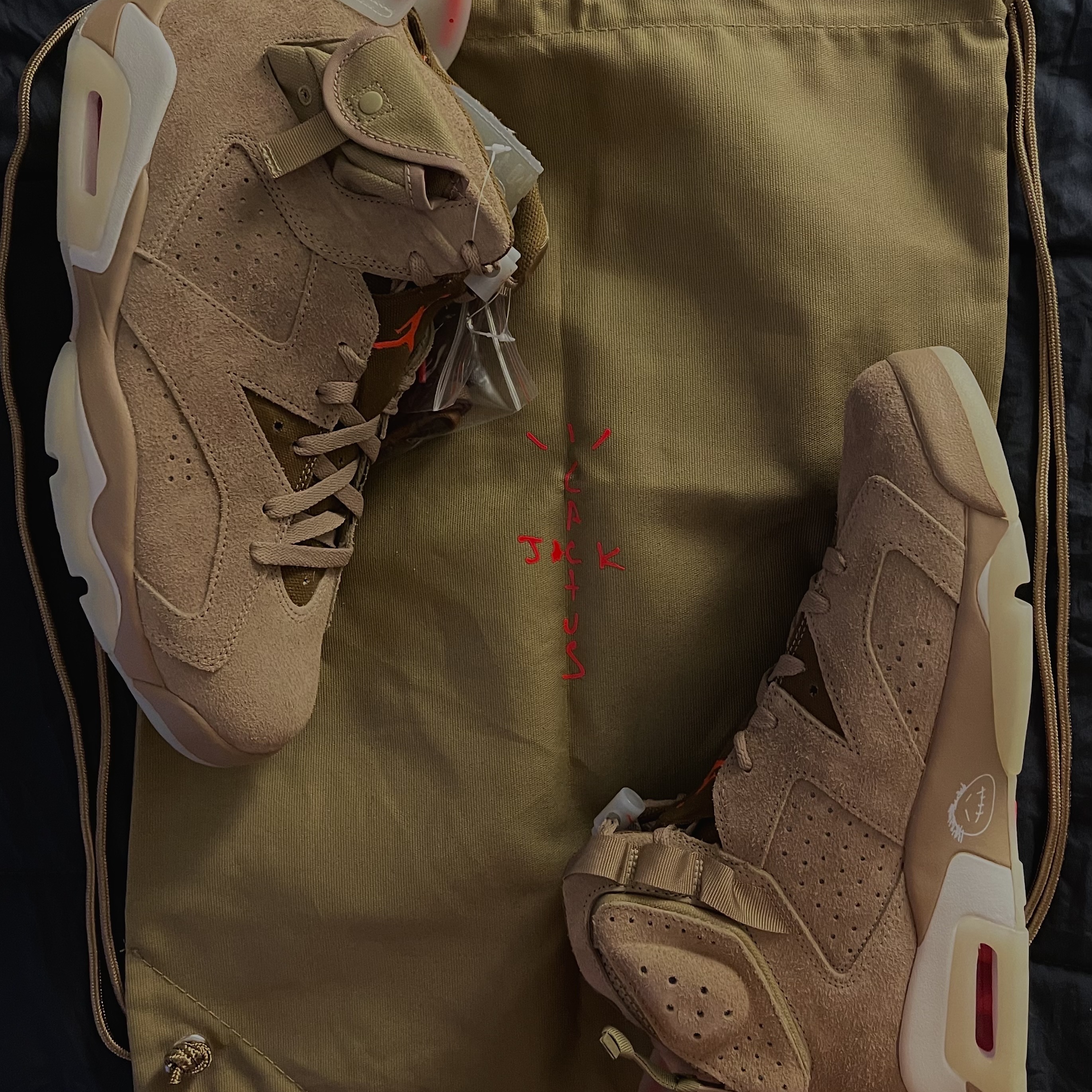 Jordan 6 x Travis Scott Retro SP British Khaki 착용 스타일 - 4