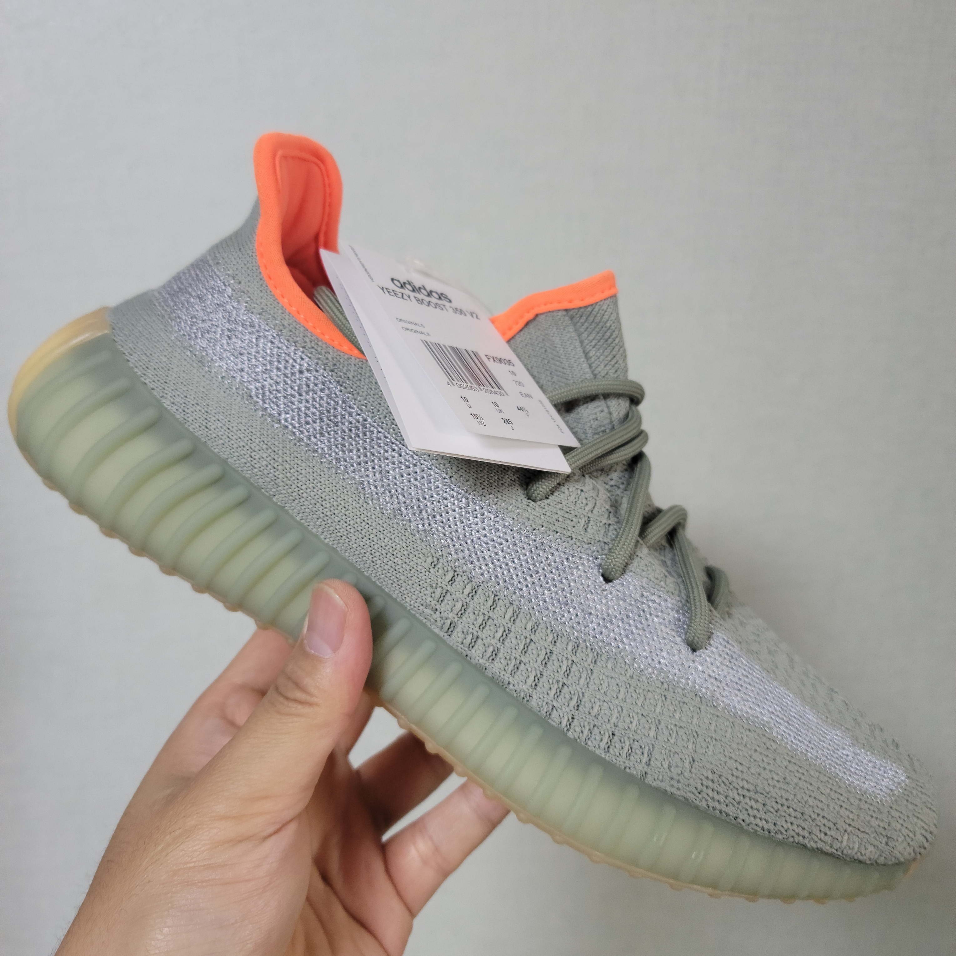 Adidas Yeezy Boost 350 V2 Desert Sage 착용 스타일