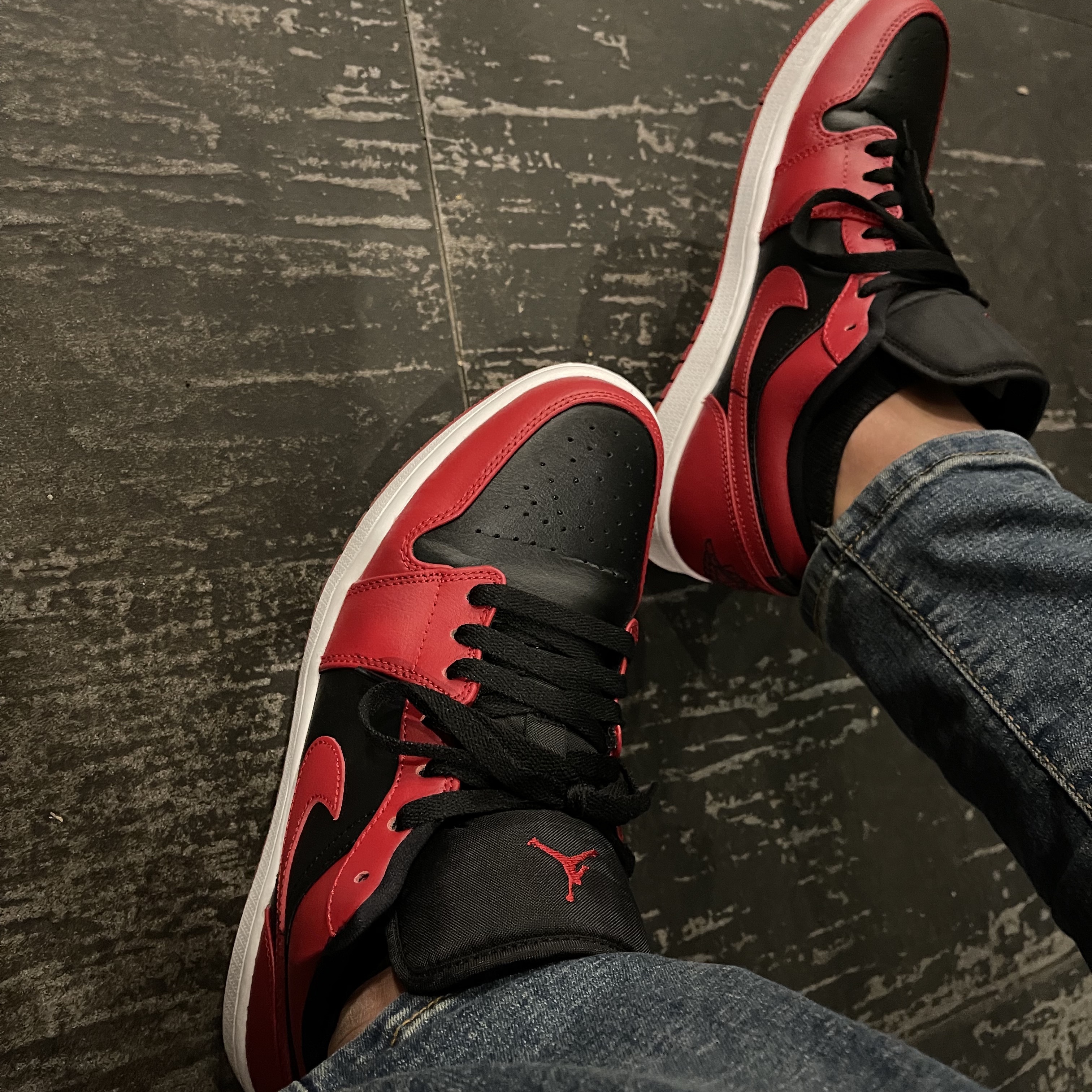 Jordan 1 Low Varsity Red 착용 스타일 - 2
