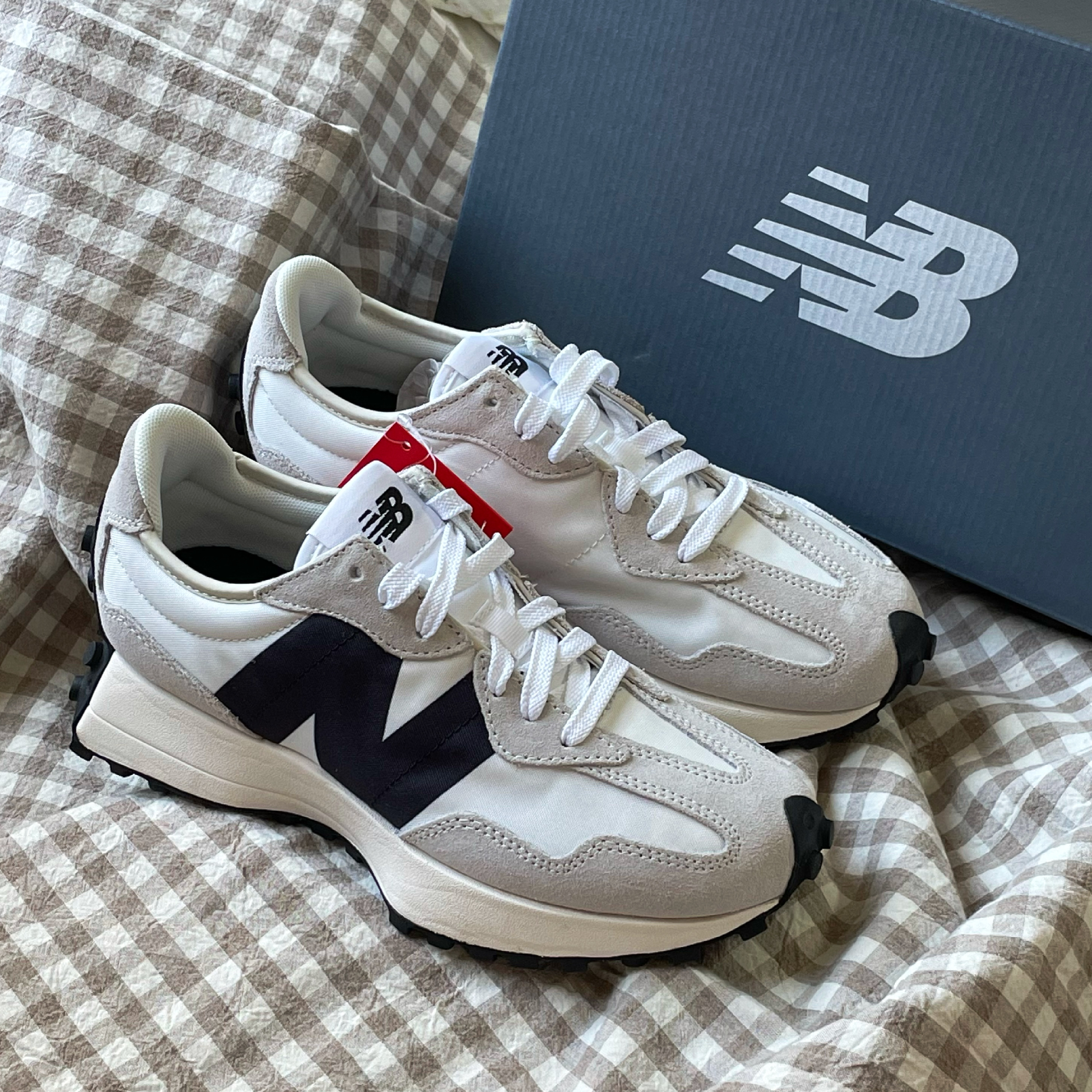 New Balance 327 White Black 착용 스타일 - 1
