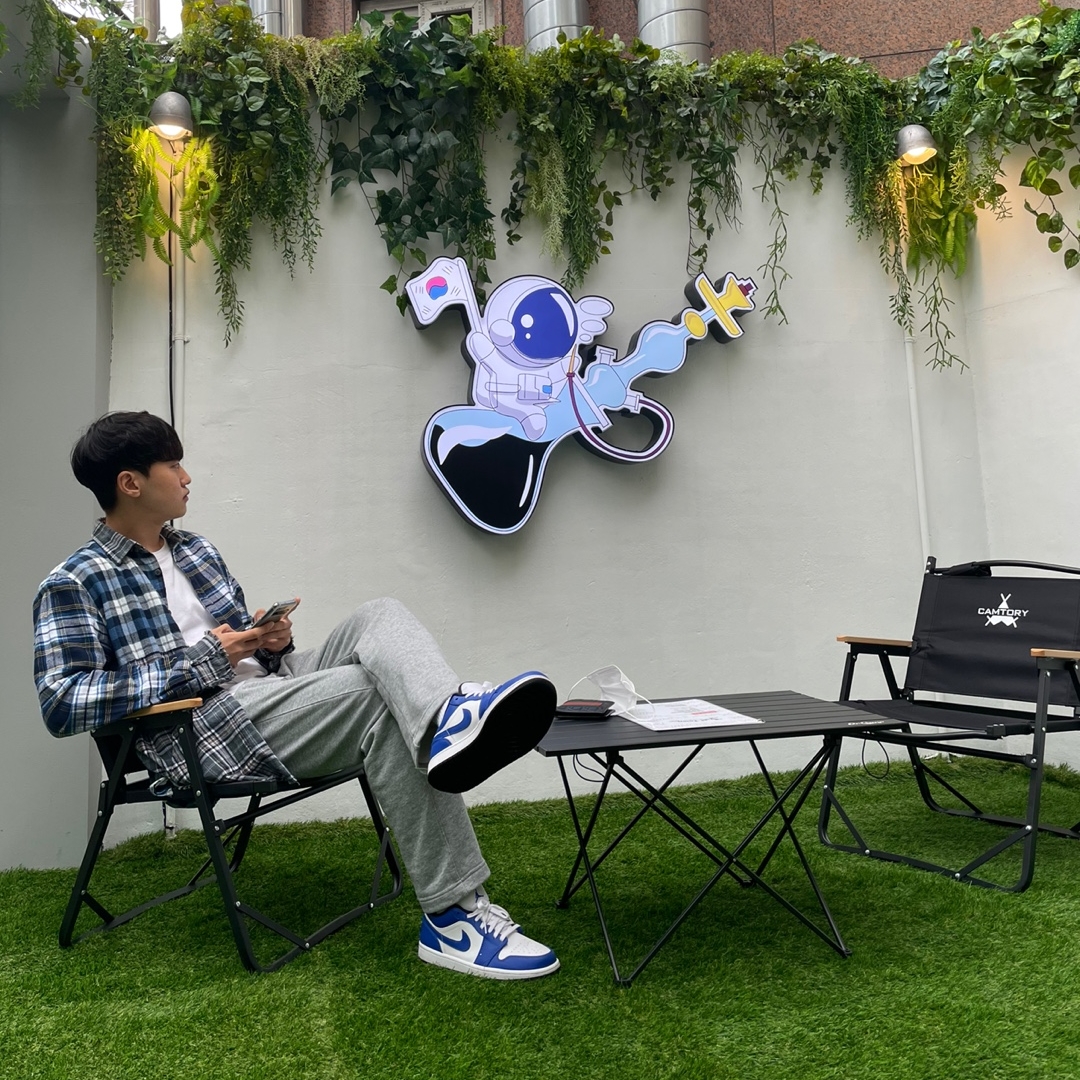 Jordan 1 Low Hyper Royal 착용 스타일 - 2