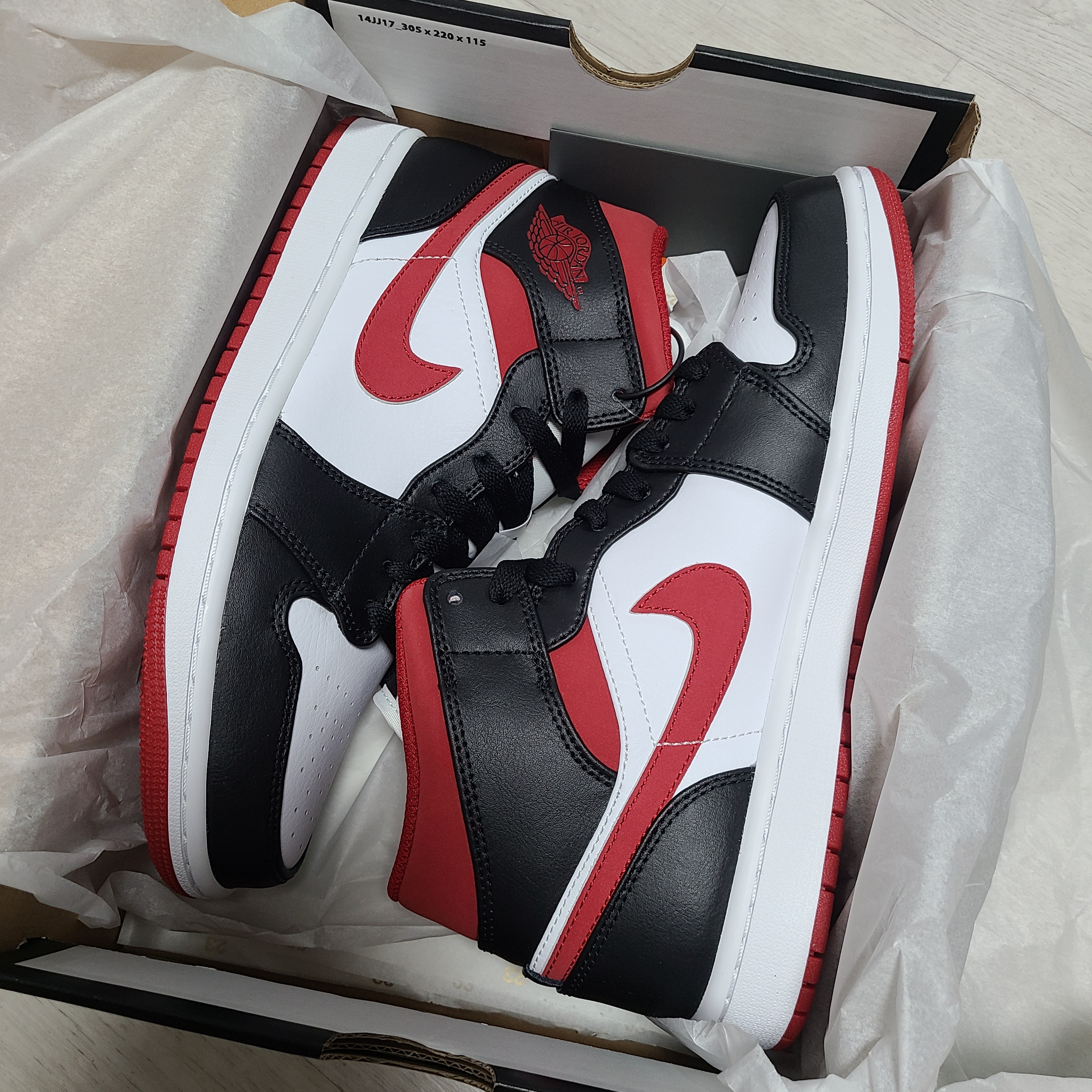 Jordan 1 Mid Gym Red Black White 착용 스타일 - 2