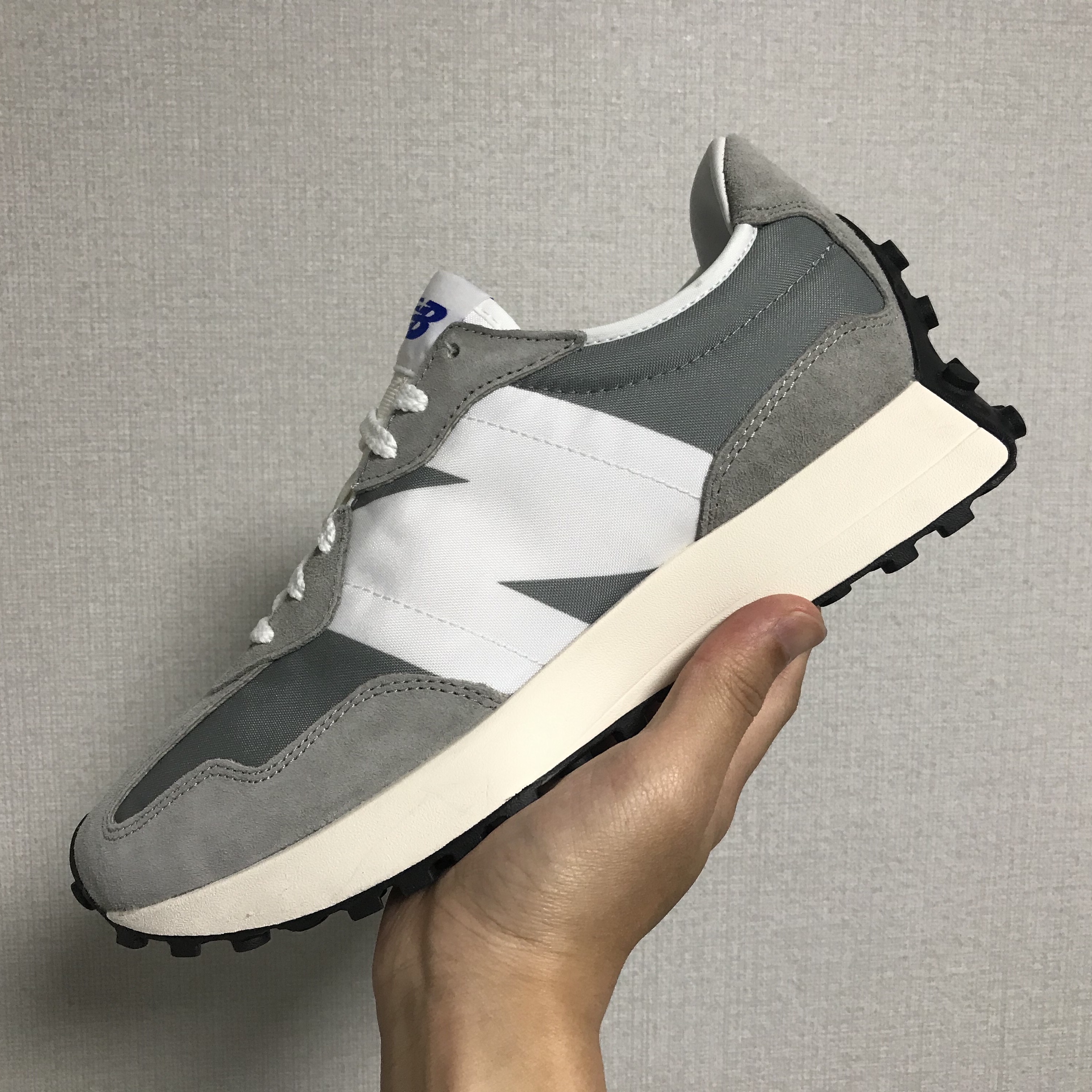 New Balance 327 Grey 착용 스타일