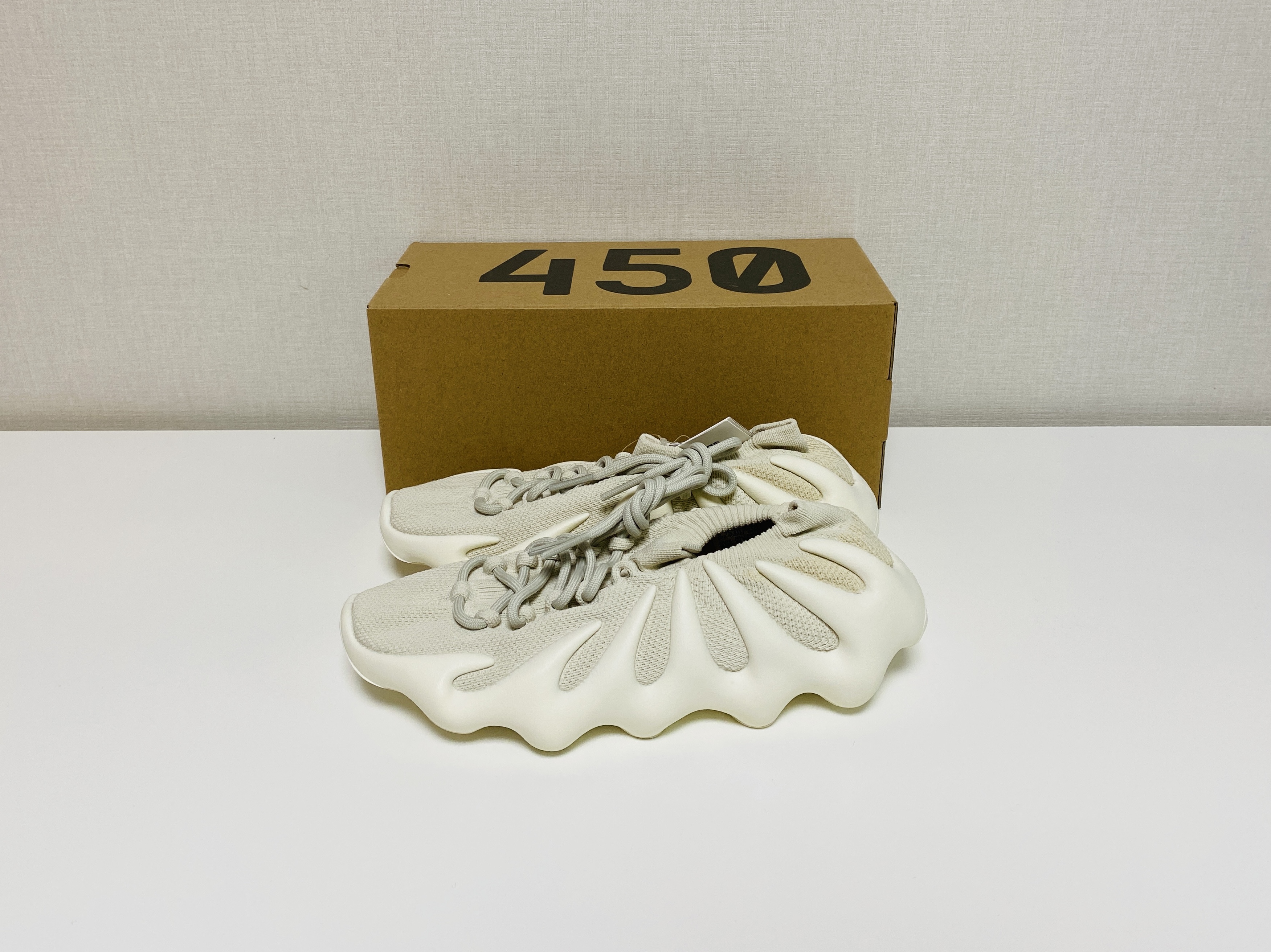 Adidas Yeezy 450 Cloud White 착용 스타일 - 1