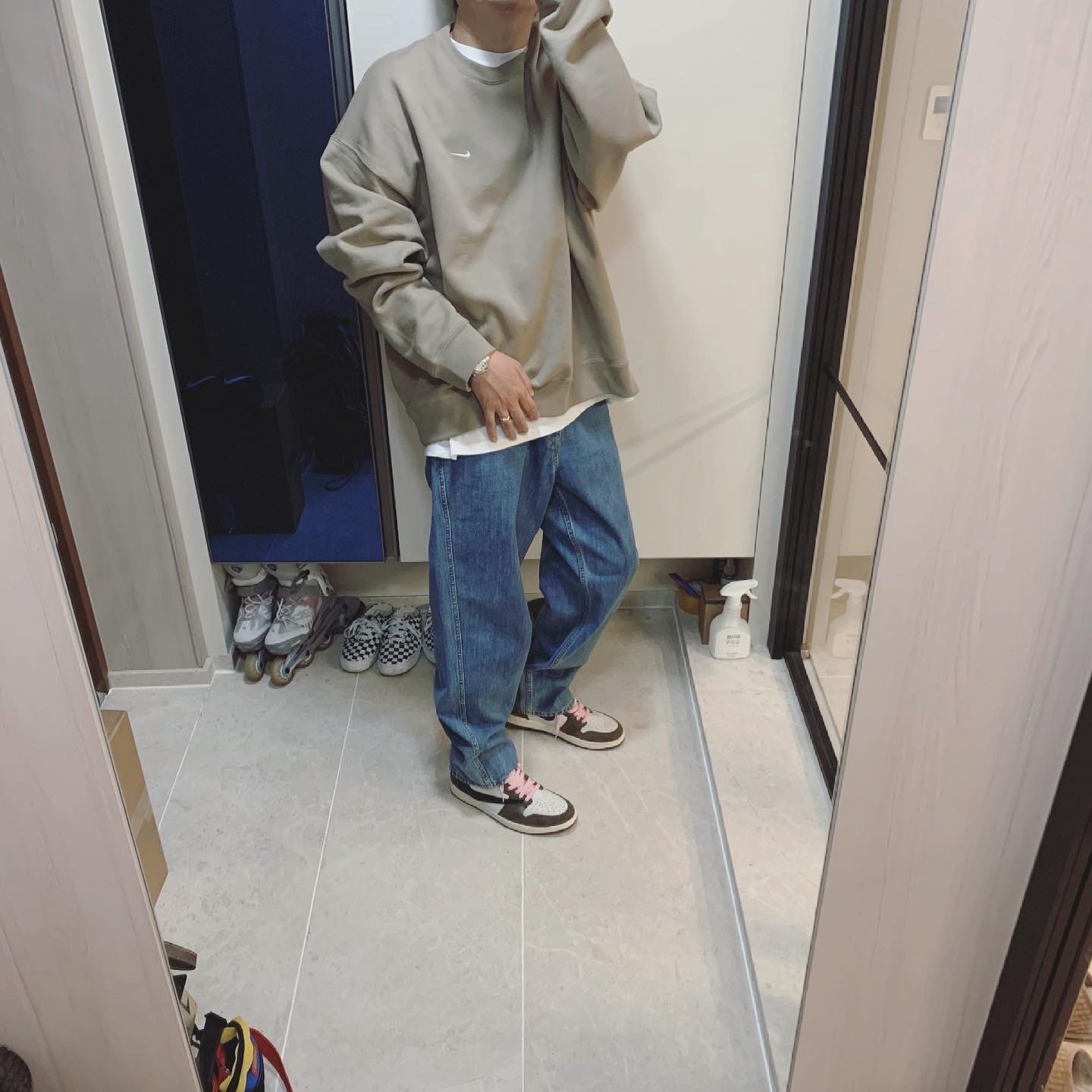 Jordan 1 x Travis Scott Retro High OG SP Mocha 착용 스타일 - 2