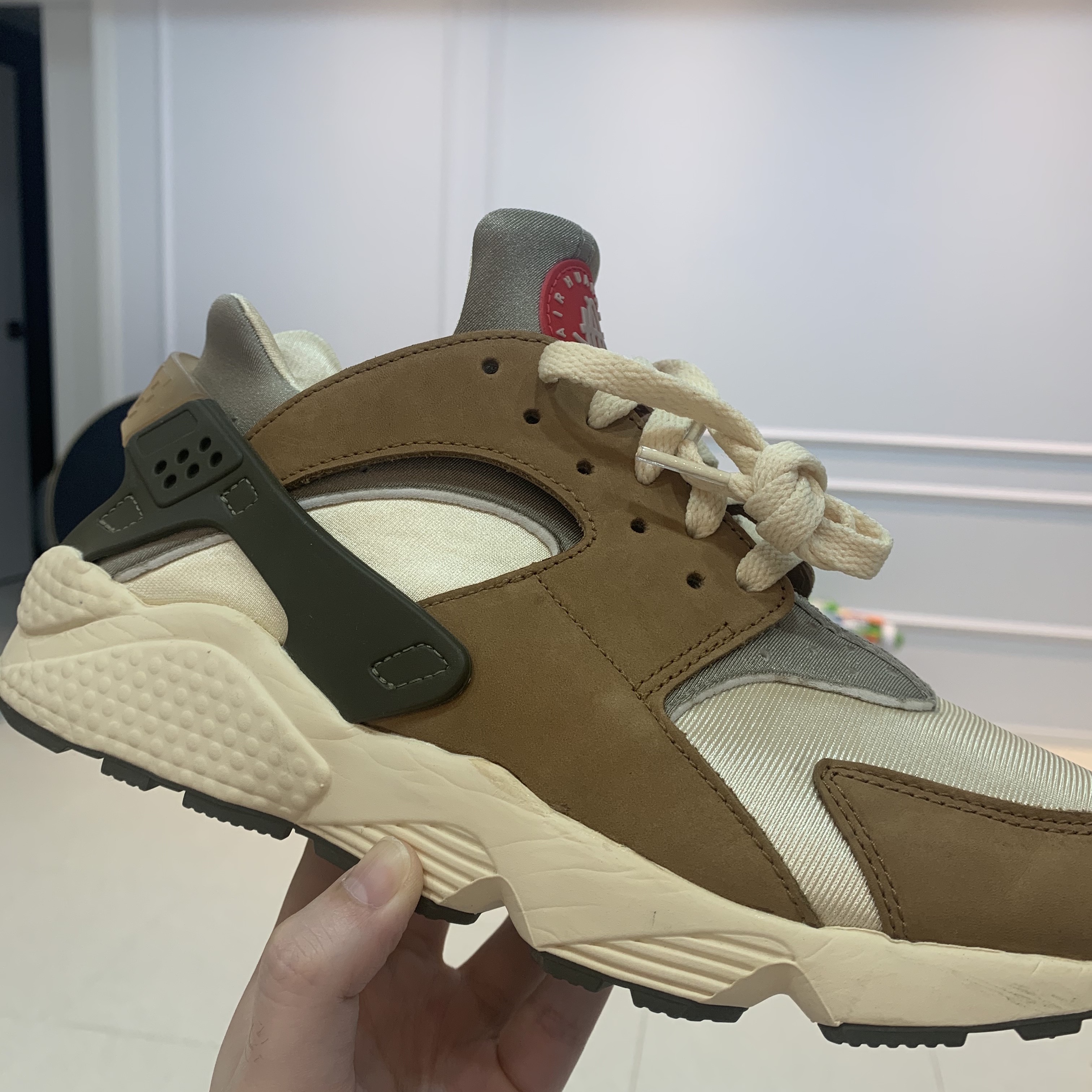 Nike x Stussy Air Huarache LE Desert Oak 착용 스타일 - 3