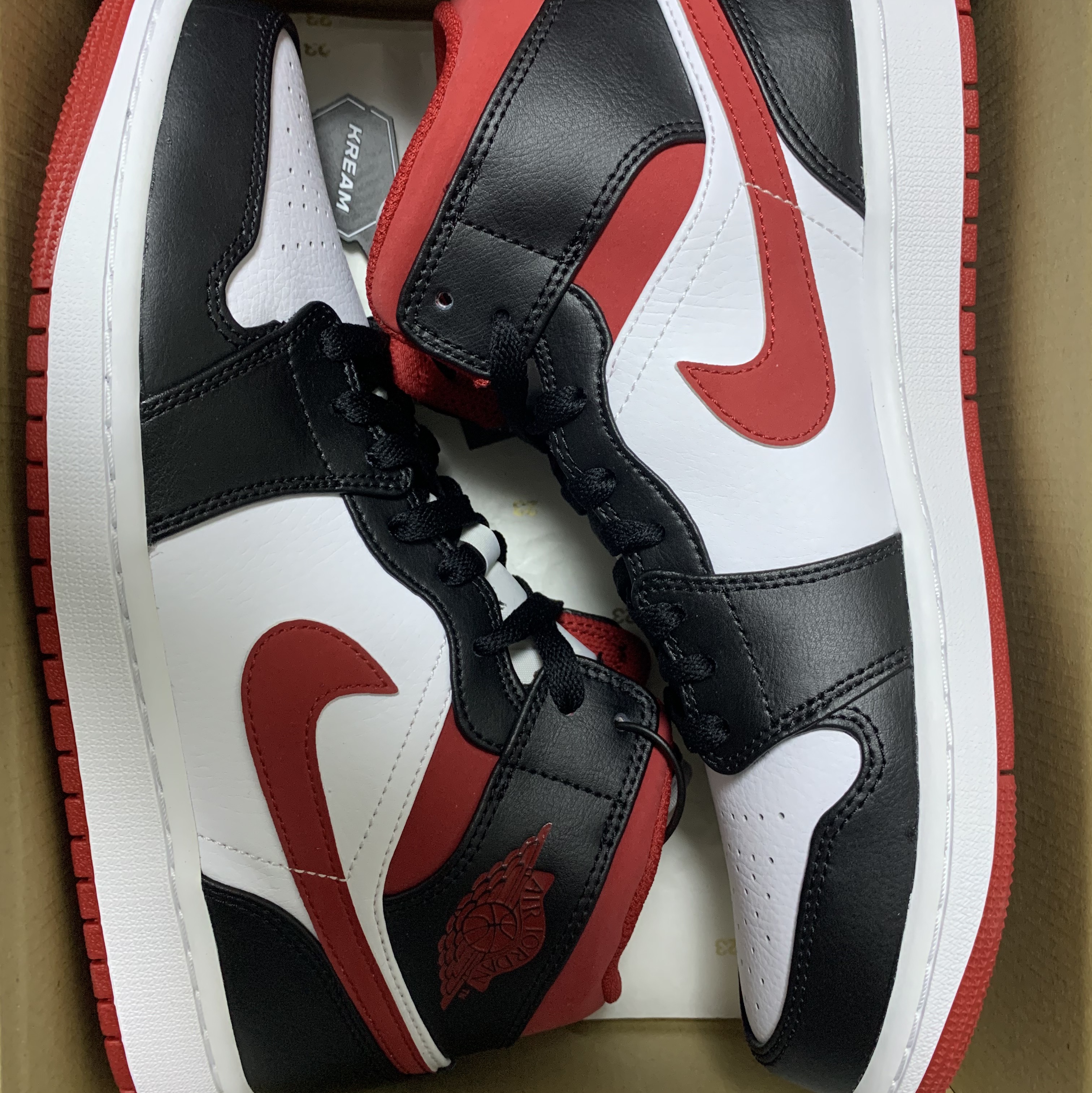 Jordan 1 Mid Gym Red Black White 착용 스타일