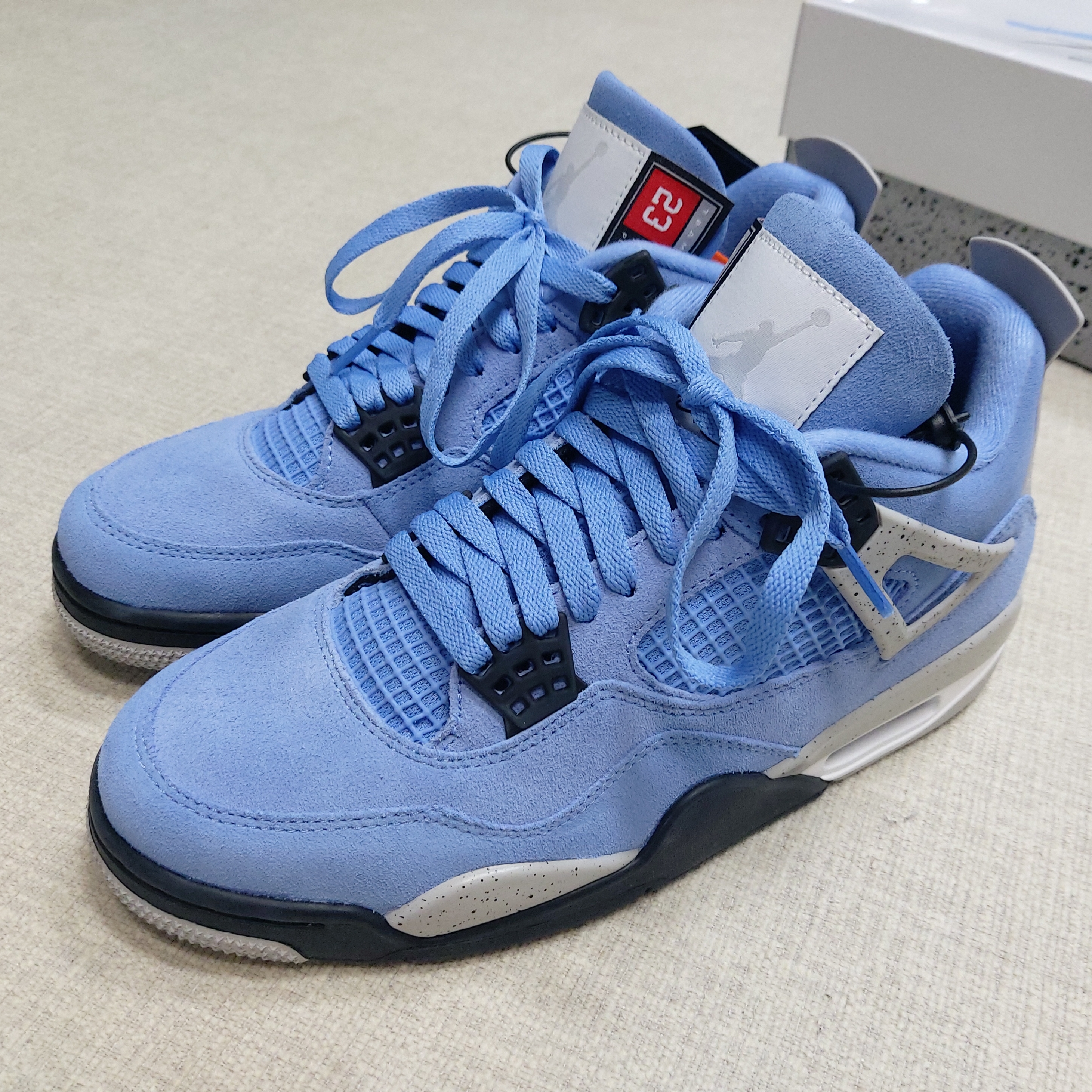 Jordan 4 Retro University Blue 착용 스타일 - 3