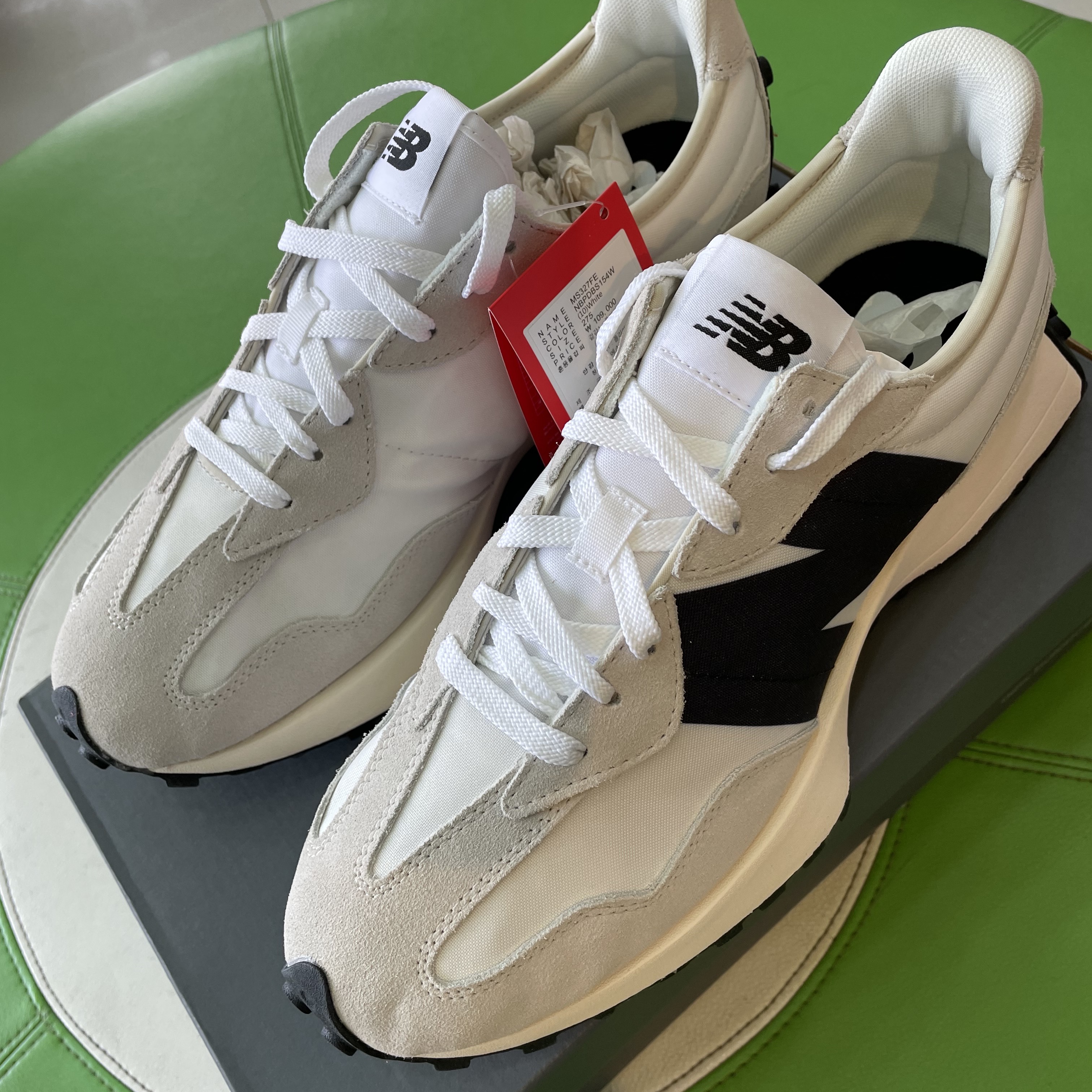 New Balance 327 White Black 착용 스타일 - 2