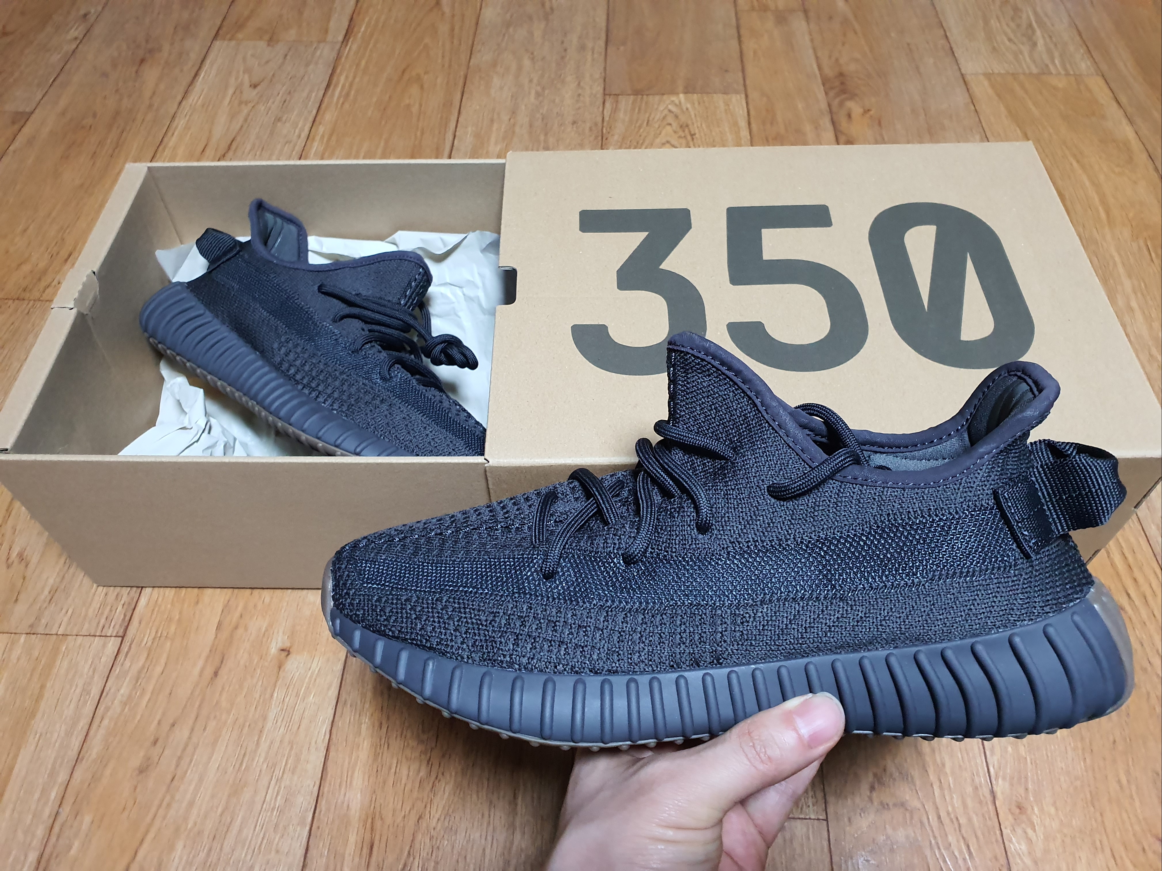 Adidas Yeezy Boost 350 V2 Cinder 착용 스타일