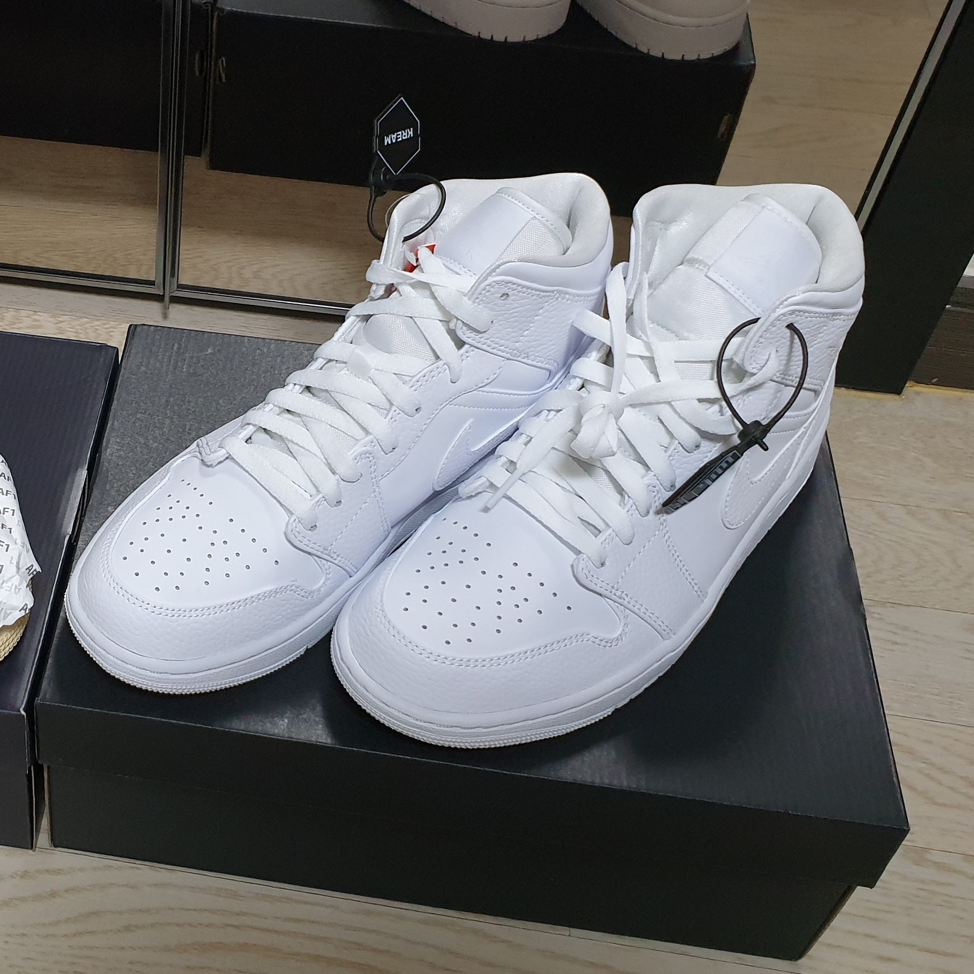Jordan 1 Mid Triple White 착용 스타일 - 1