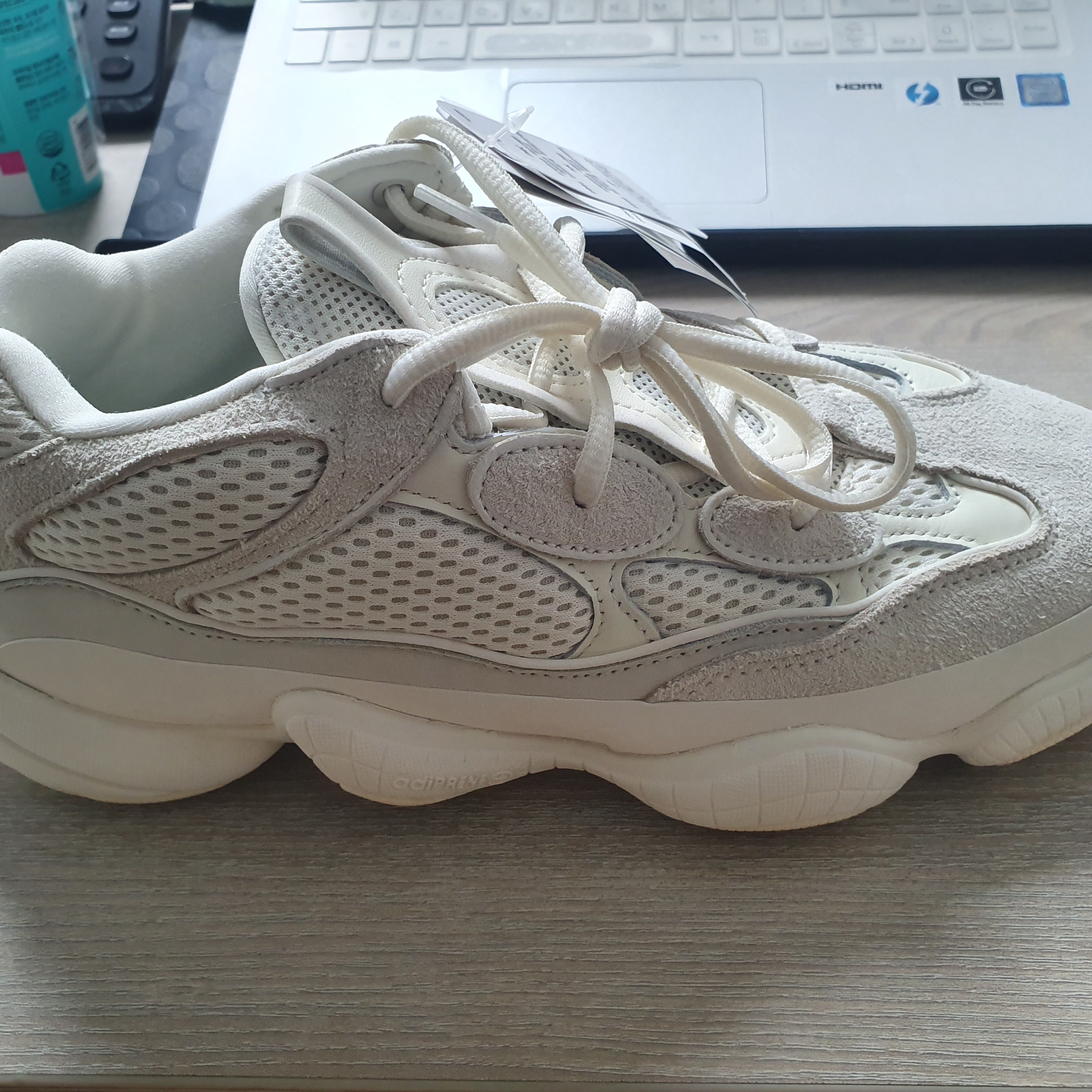 Adidas Yeezy 500 Bone White 착용 스타일