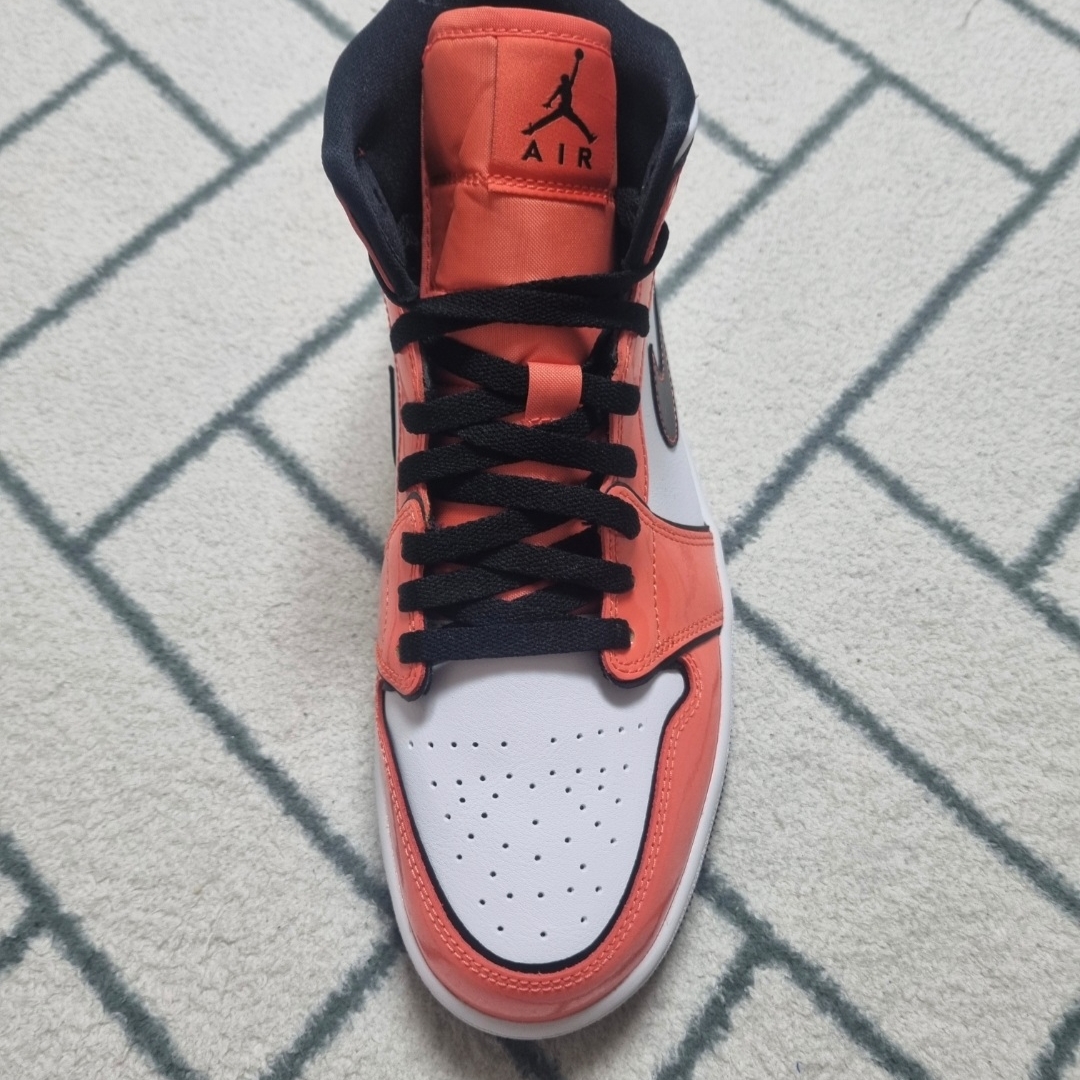 Jordan 1 Mid SE Turf Orange 착용 스타일 - 1