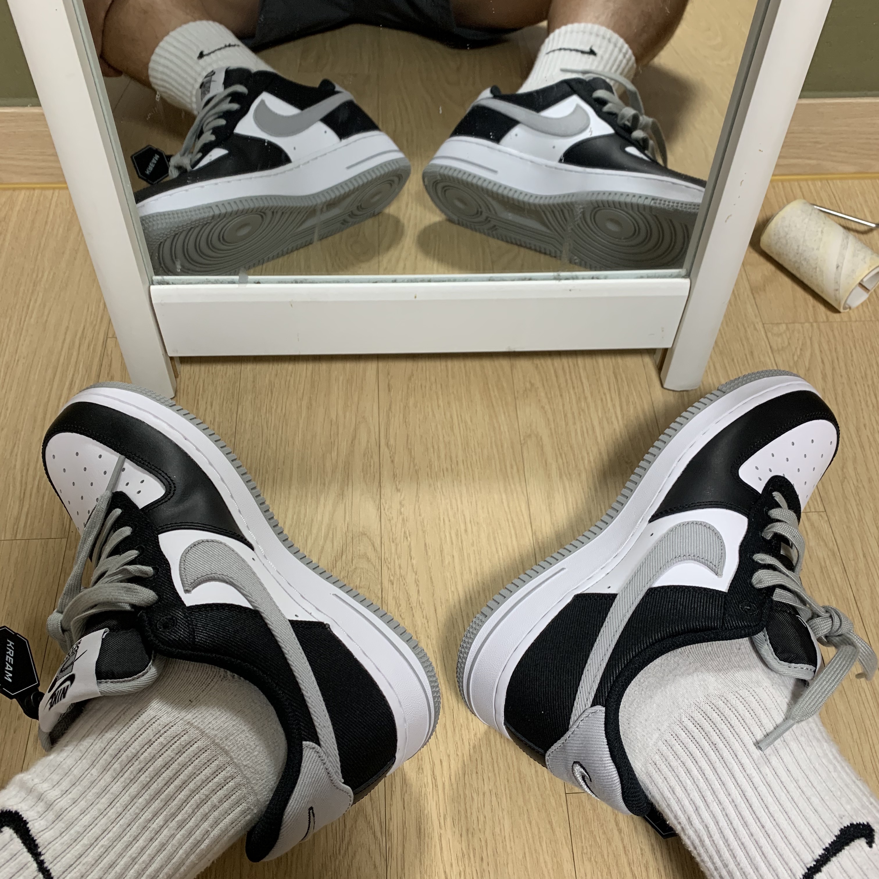 Nike Air Force 1 '07 LV8 EMB Black Silver 착용 스타일
