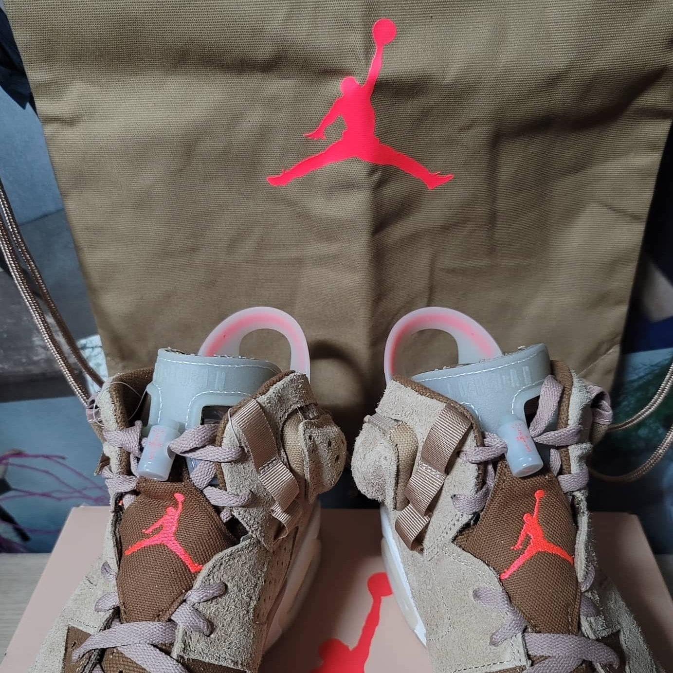 Jordan 6 x Travis Scott Retro SP British Khaki 착용 스타일 - 3