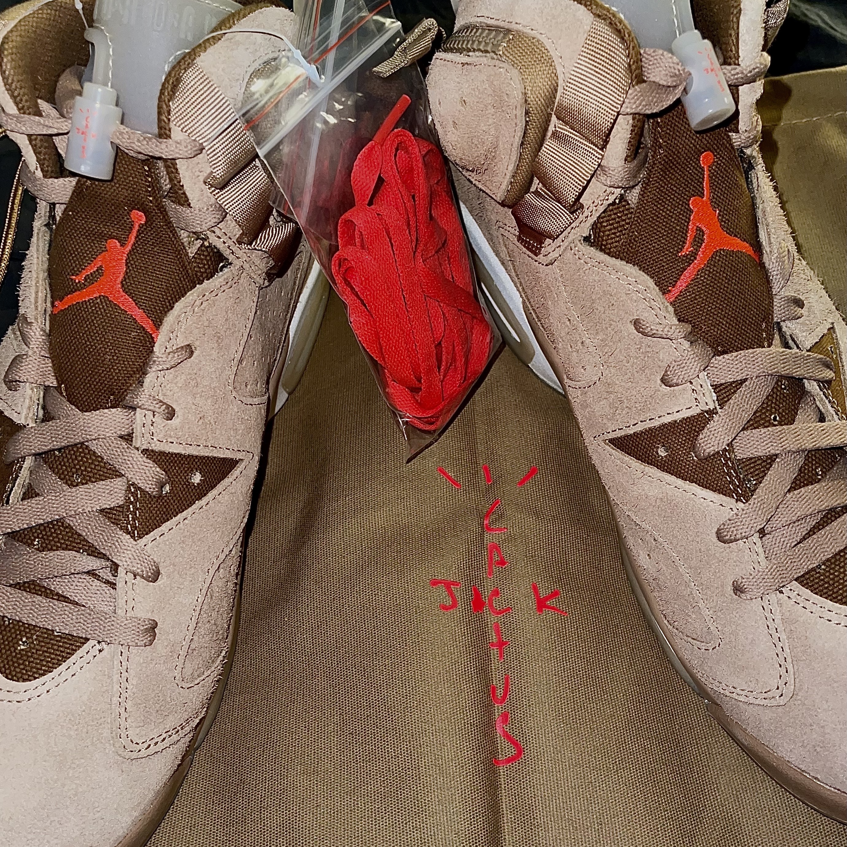 Jordan 6 x Travis Scott Retro SP British Khaki 착용 스타일 - 5