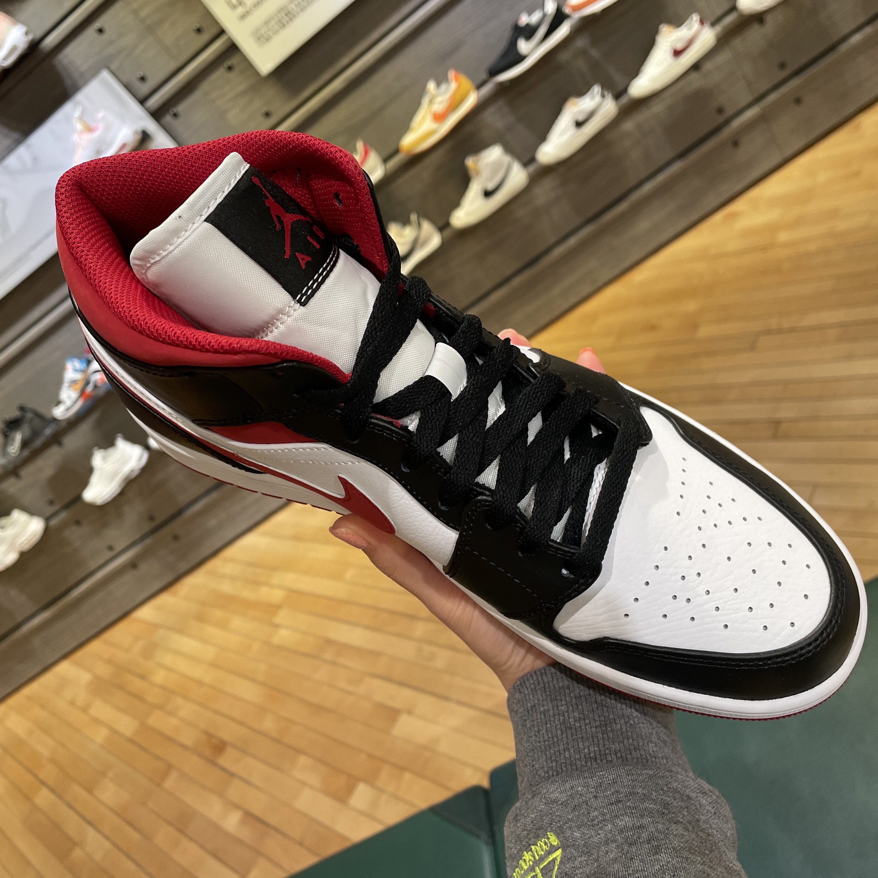 (GS) Jordan 1 Mid Gym Red Black White 착용 스타일 - 2