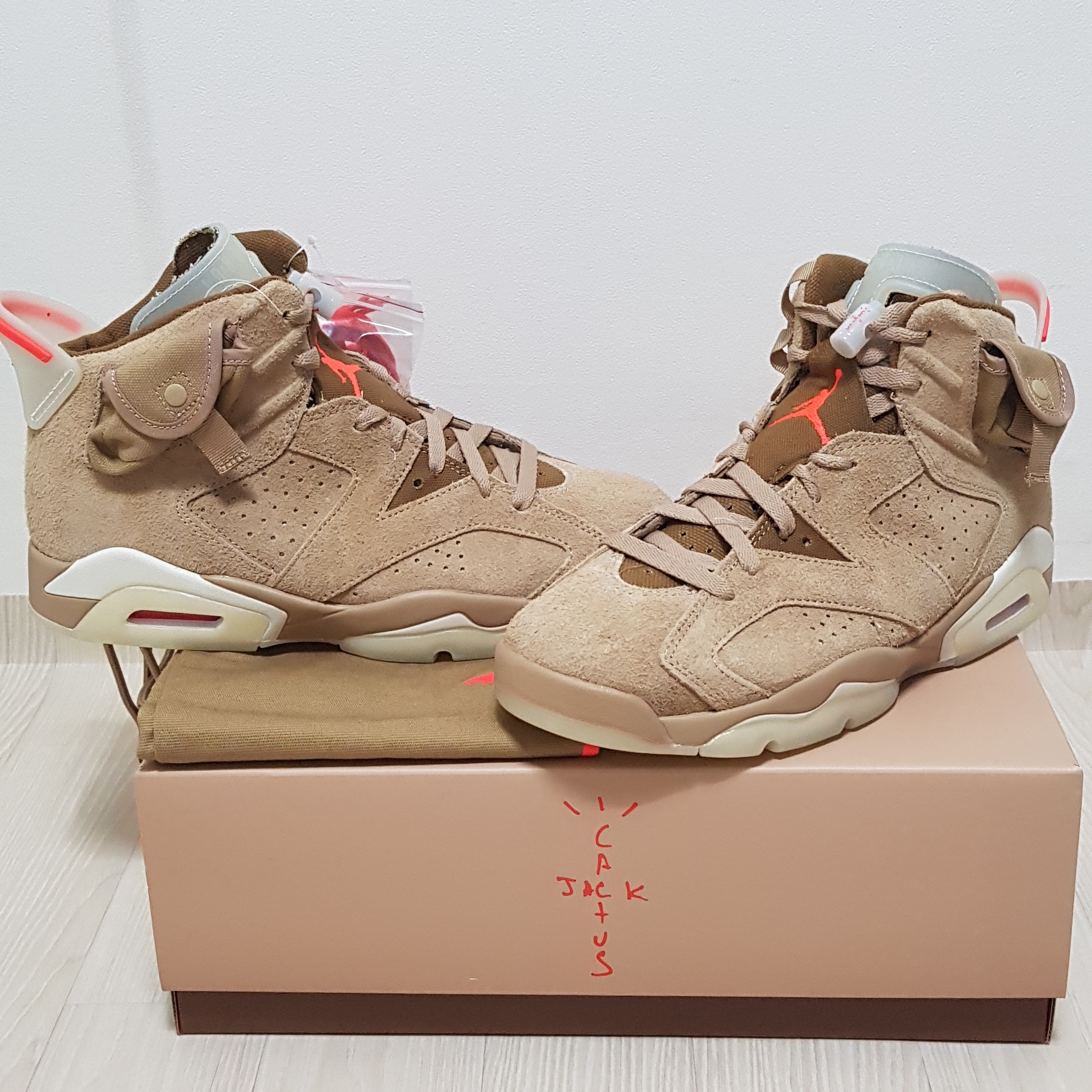Jordan 6 x Travis Scott Retro SP British Khaki, Jordan 6 Retro Carmine 2021 착용 스타일 - 1