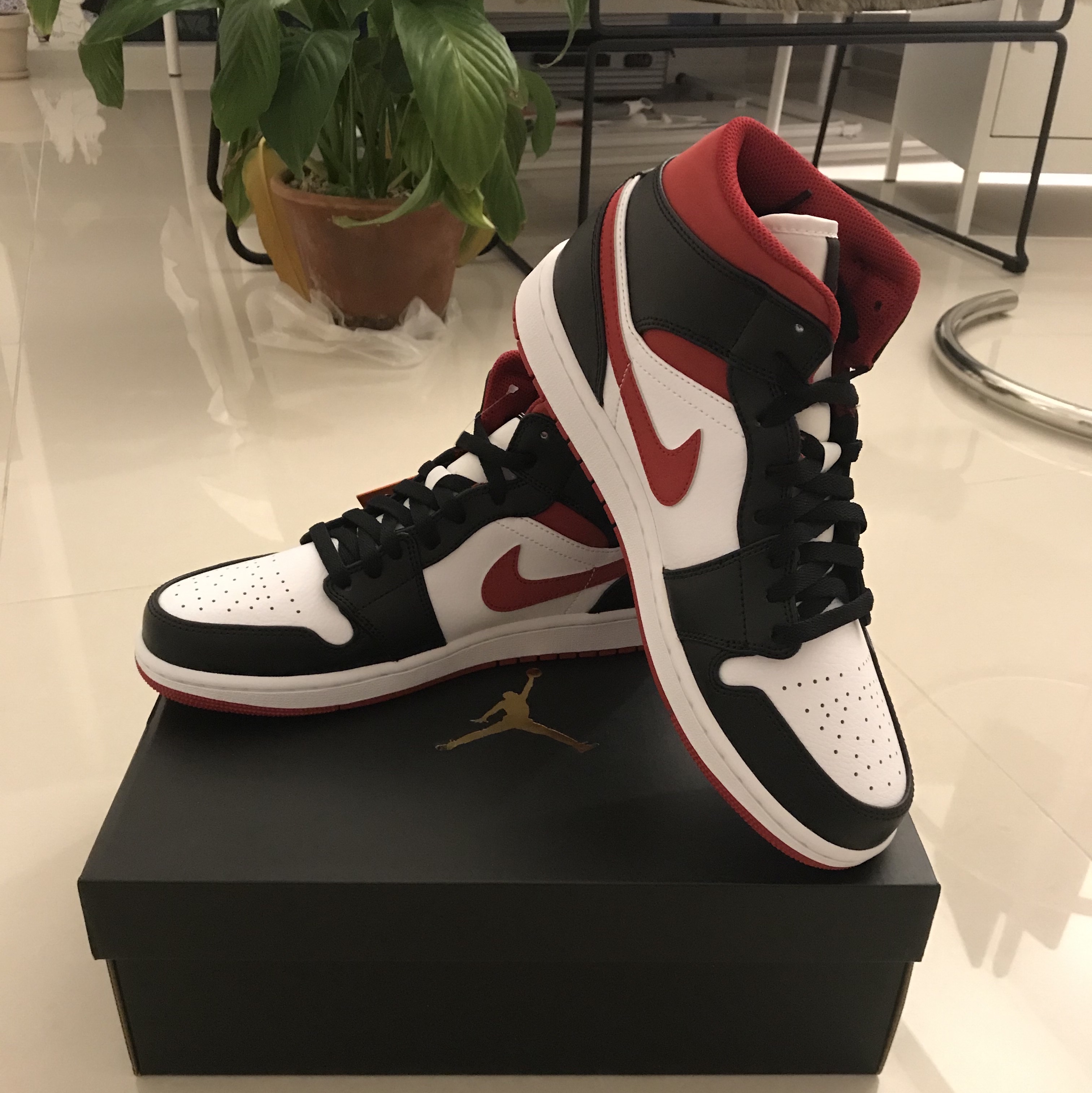 Jordan 1 Retro High OG Pine Green Black, Jordan 1 Mid Gym Red Black White 착용 스타일 - 3