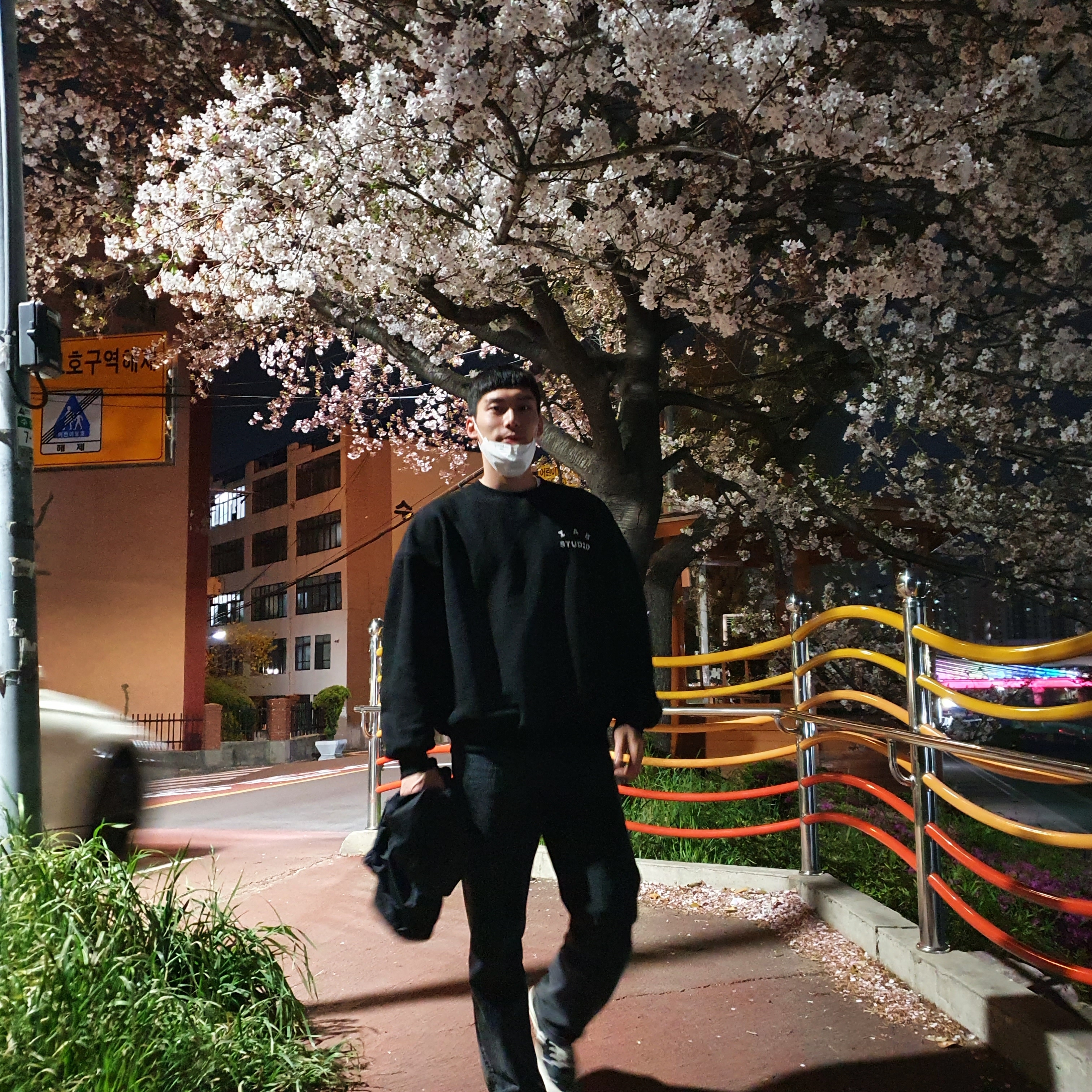 IAB Studio Sweatshirt Black - 19FW 착용 스타일 - 2