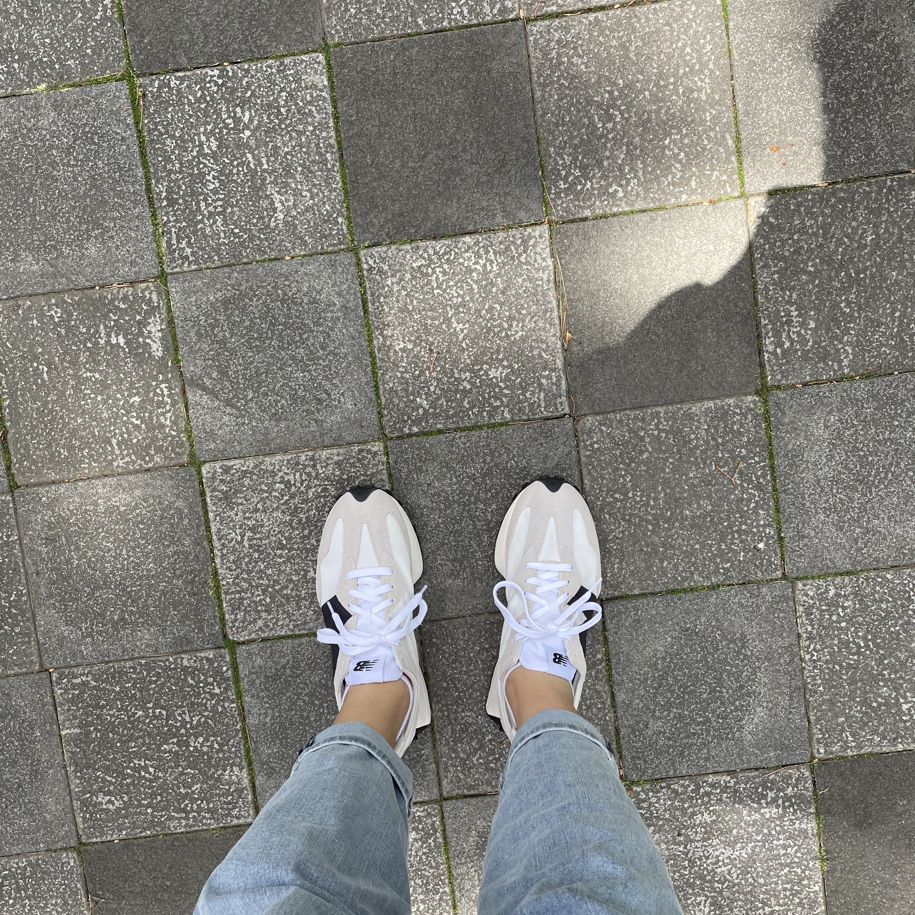 New Balance 327 White Black 착용 스타일