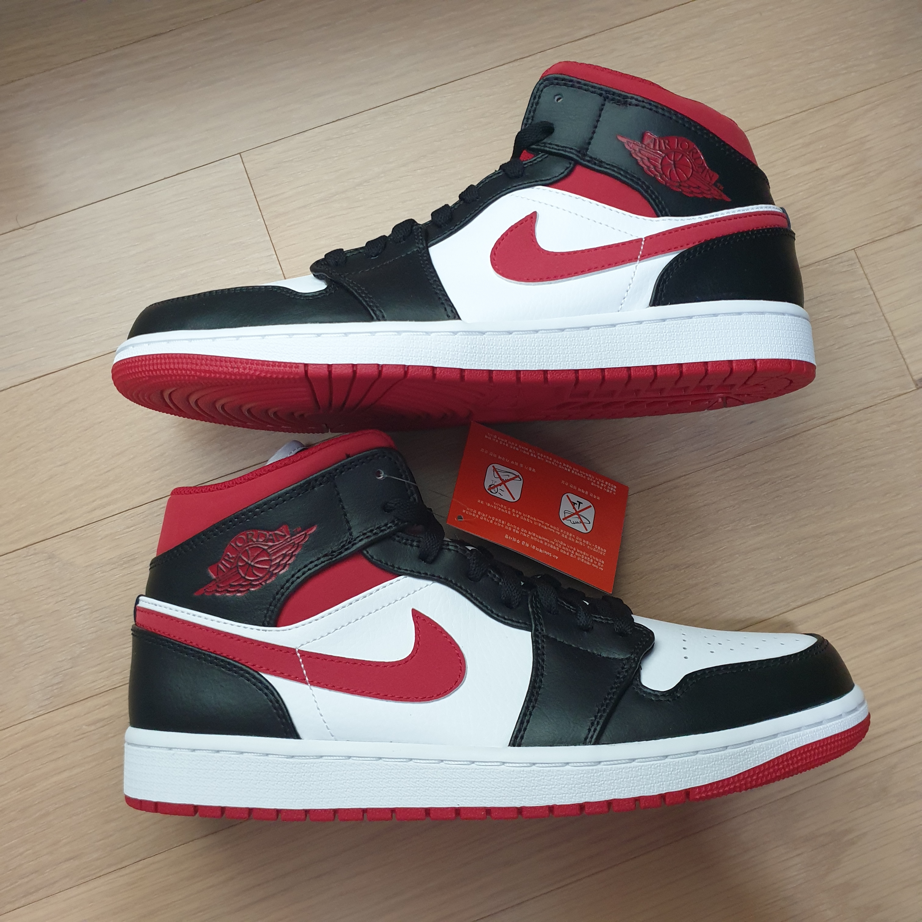 Jordan 1 Mid Gym Red Black White 착용 스타일 - 2