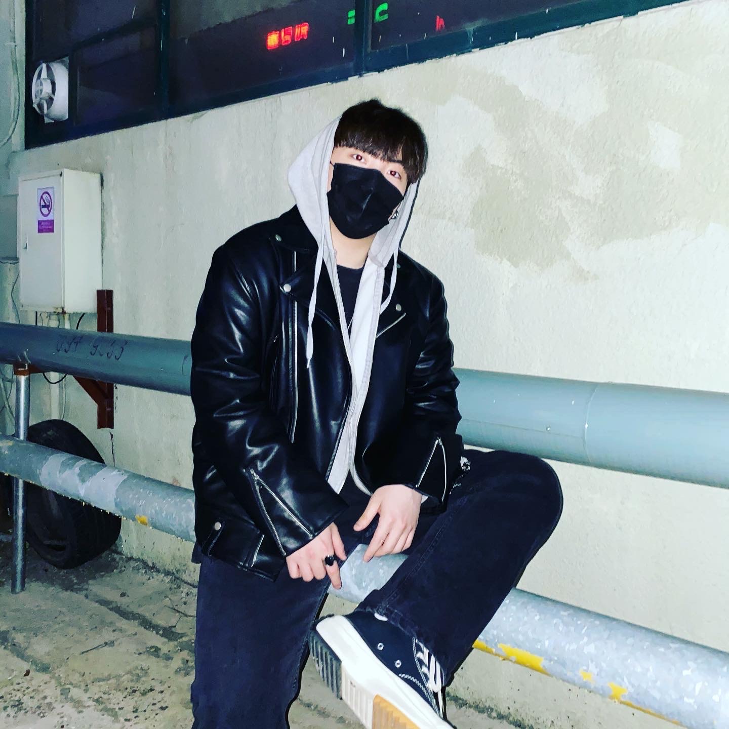 Converse x JW Anderson Run Star Hike Hi Black 착용 스타일 - 3