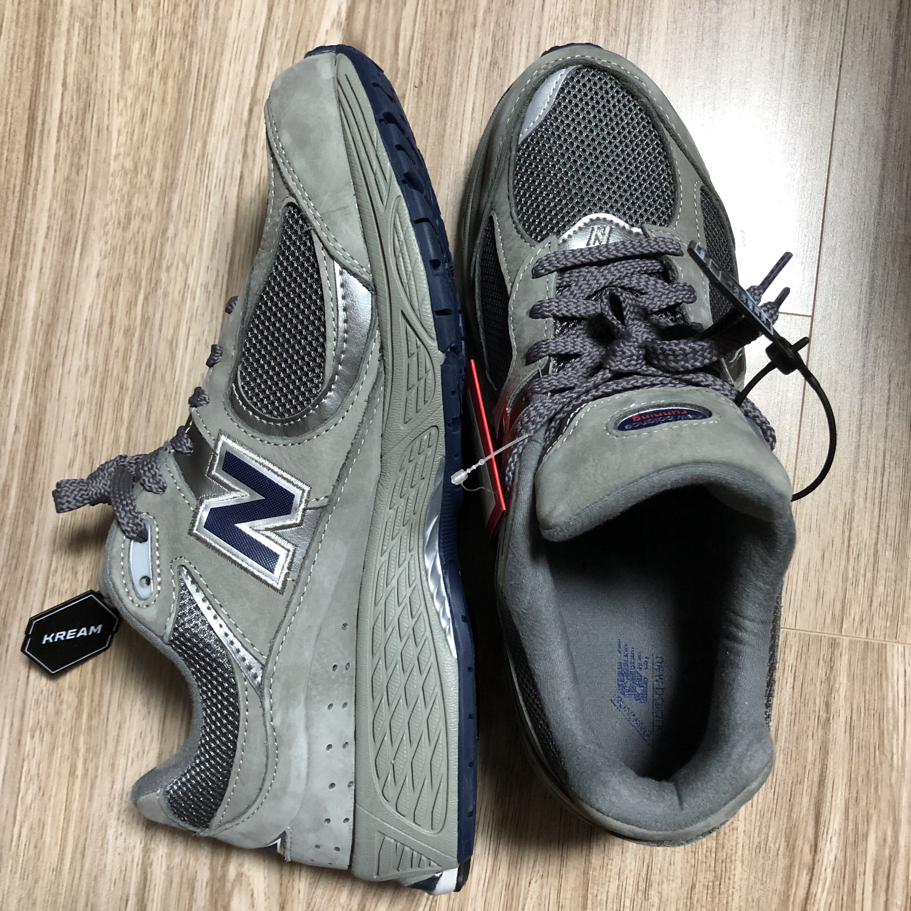 New Balance 2002R Gray 착용 스타일