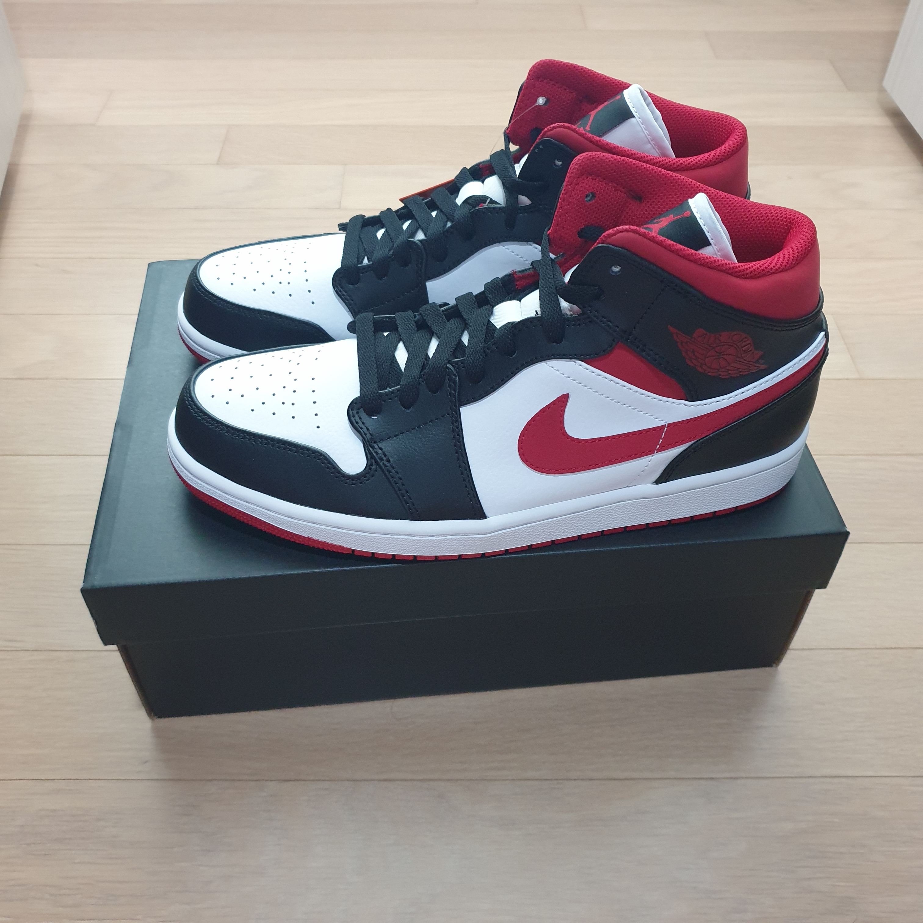 Jordan 1 Mid Gym Red Black White 착용 스타일 - 1