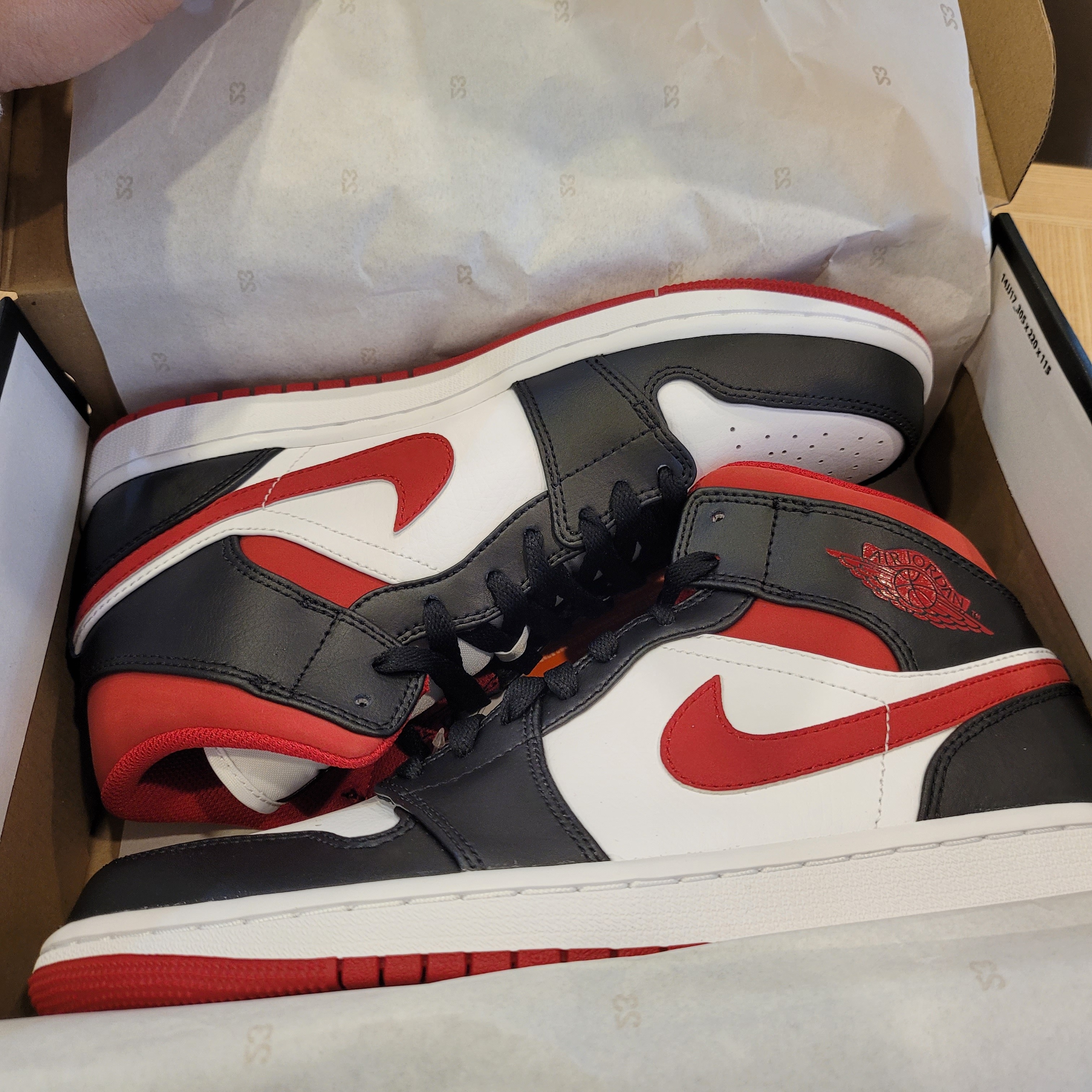 Jordan 1 Mid Gym Red Black White, Nike Air Force 1 High '07 LV8 EMB Dodgers 착용 스타일 - 2