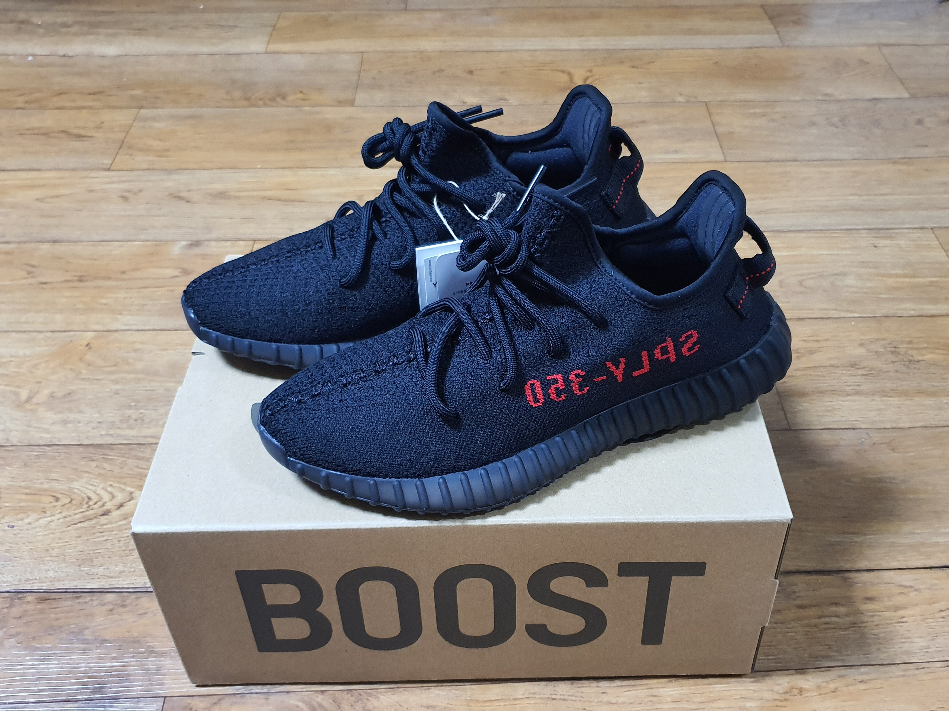Adidas Yeezy Boost 350 V2 Black Red 2020 착용 스타일