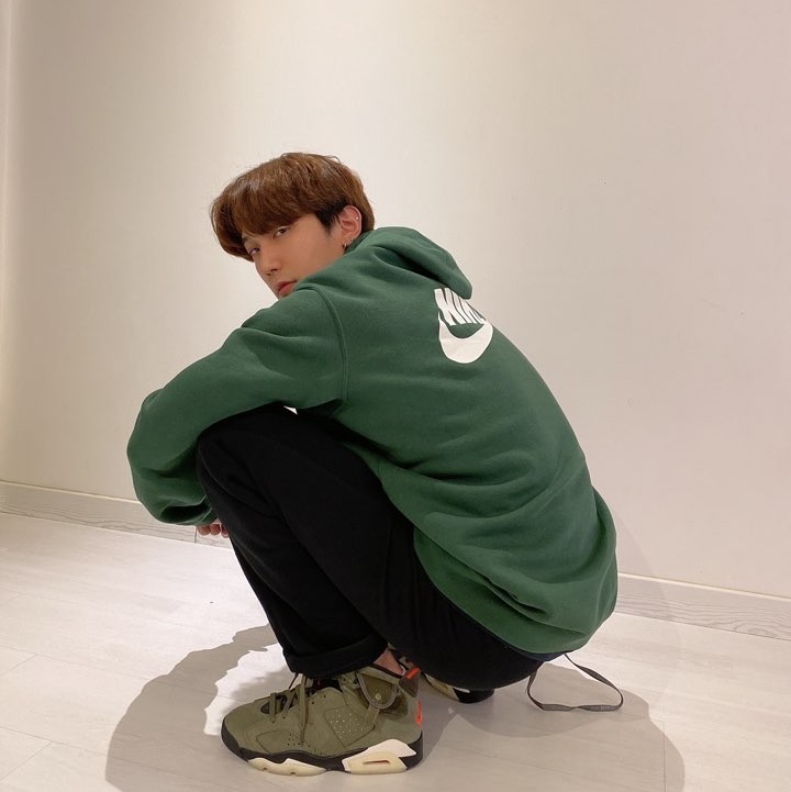 Jordan 6 x Travis Scott Retro Olive 착용 스타일