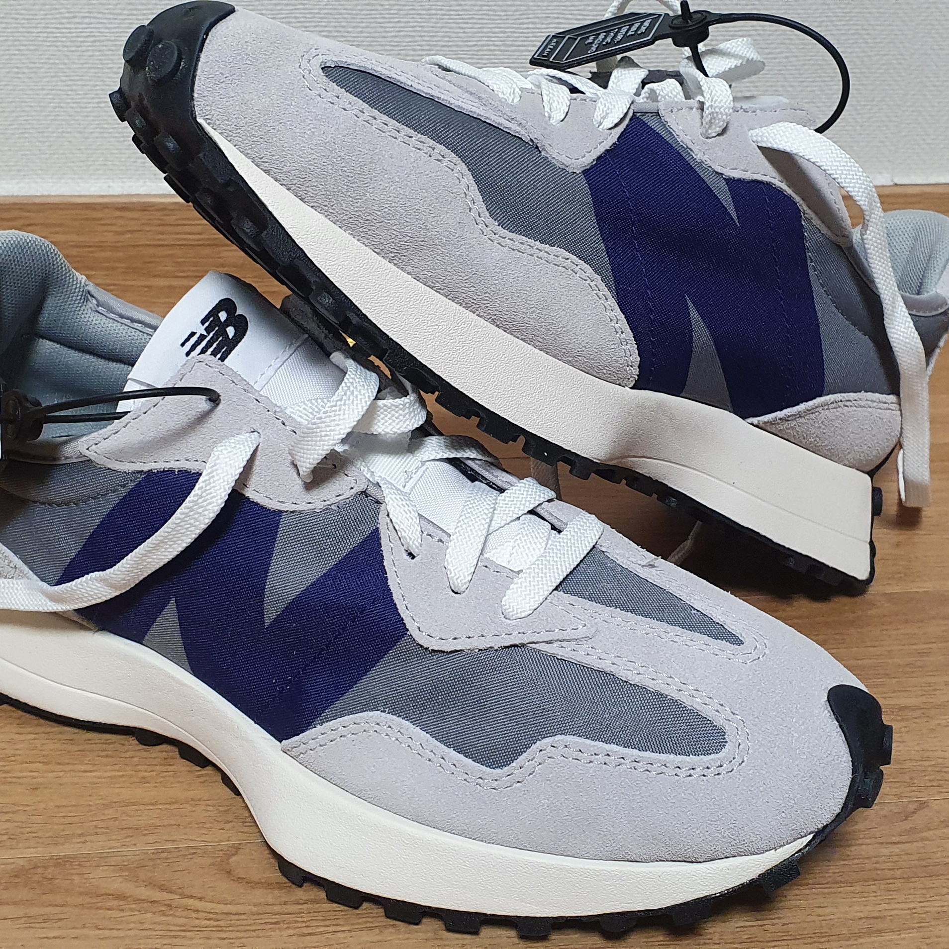 New Balance 327 Grey Purple 착용 스타일