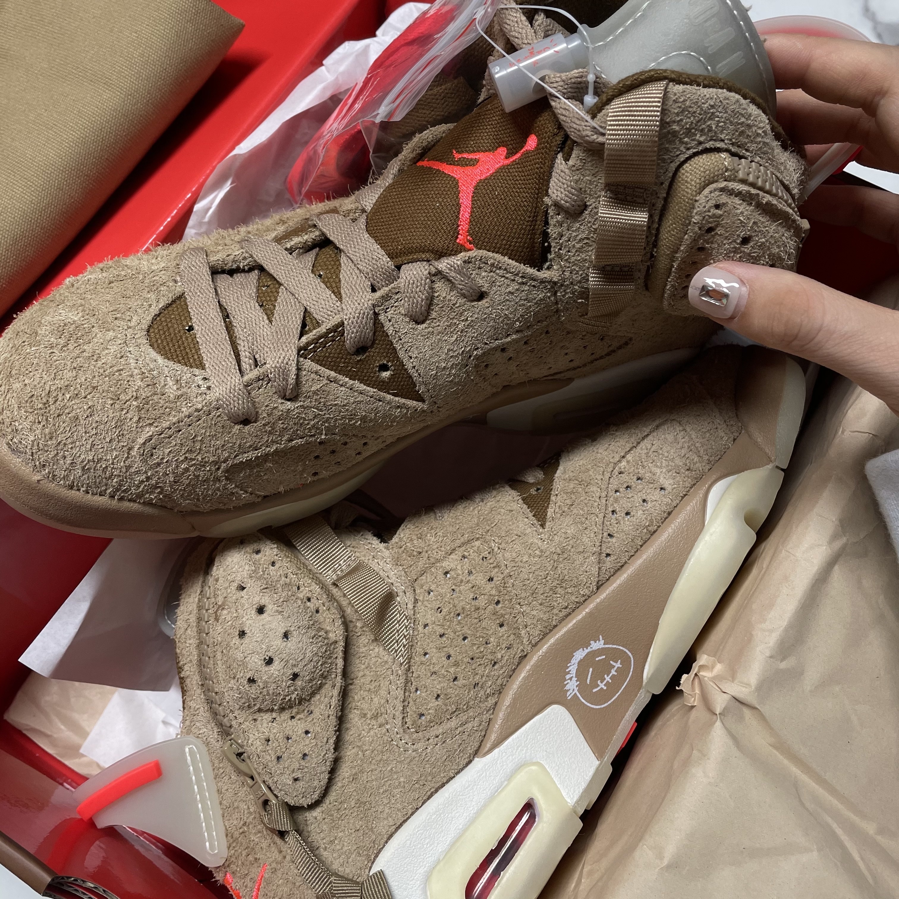 Jordan 6 x Travis Scott Retro SP British Khaki 착용 스타일