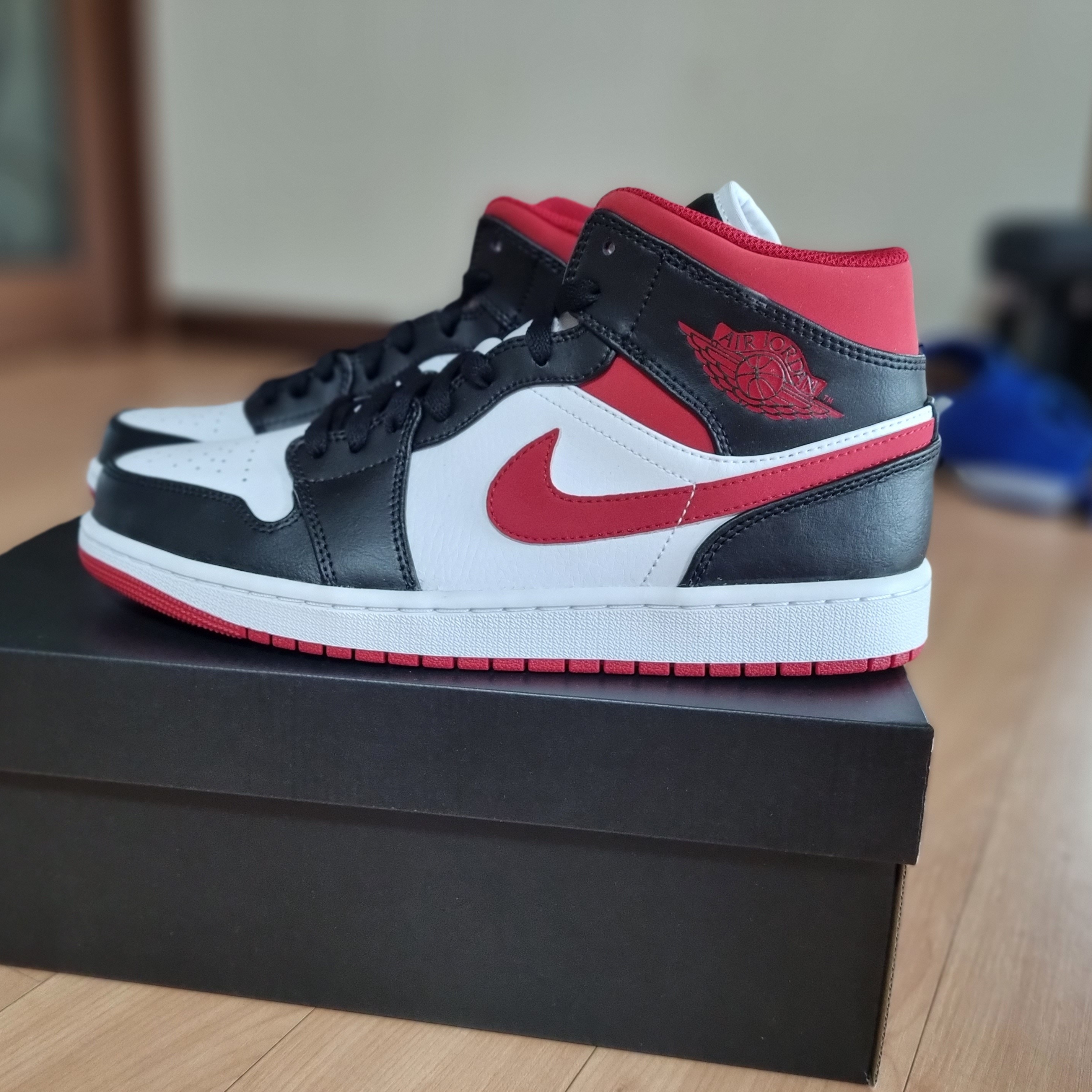 Jordan 1 Mid Gym Red Black White 착용 스타일 - 2