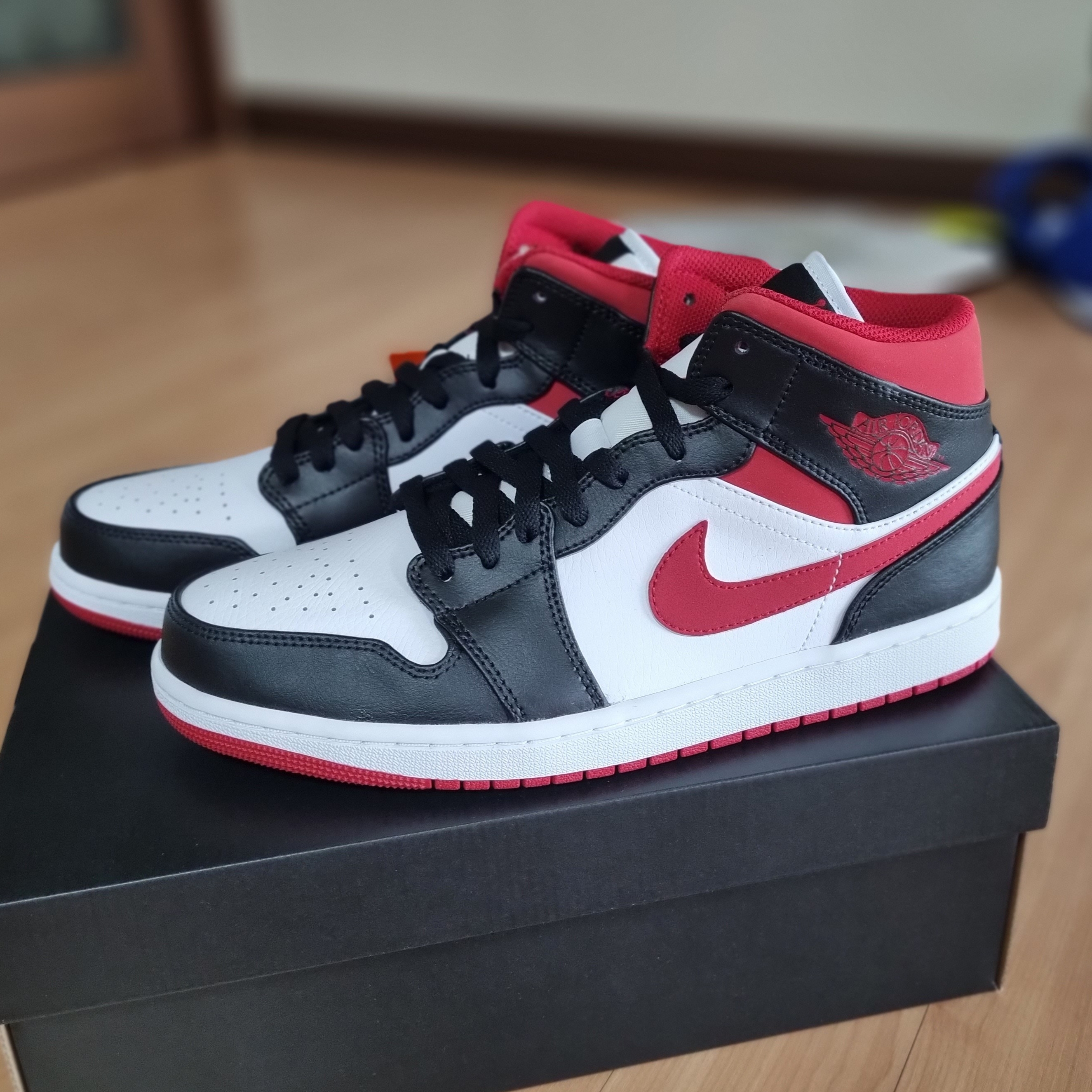 Jordan 1 Mid Gym Red Black White 착용 스타일 - 1