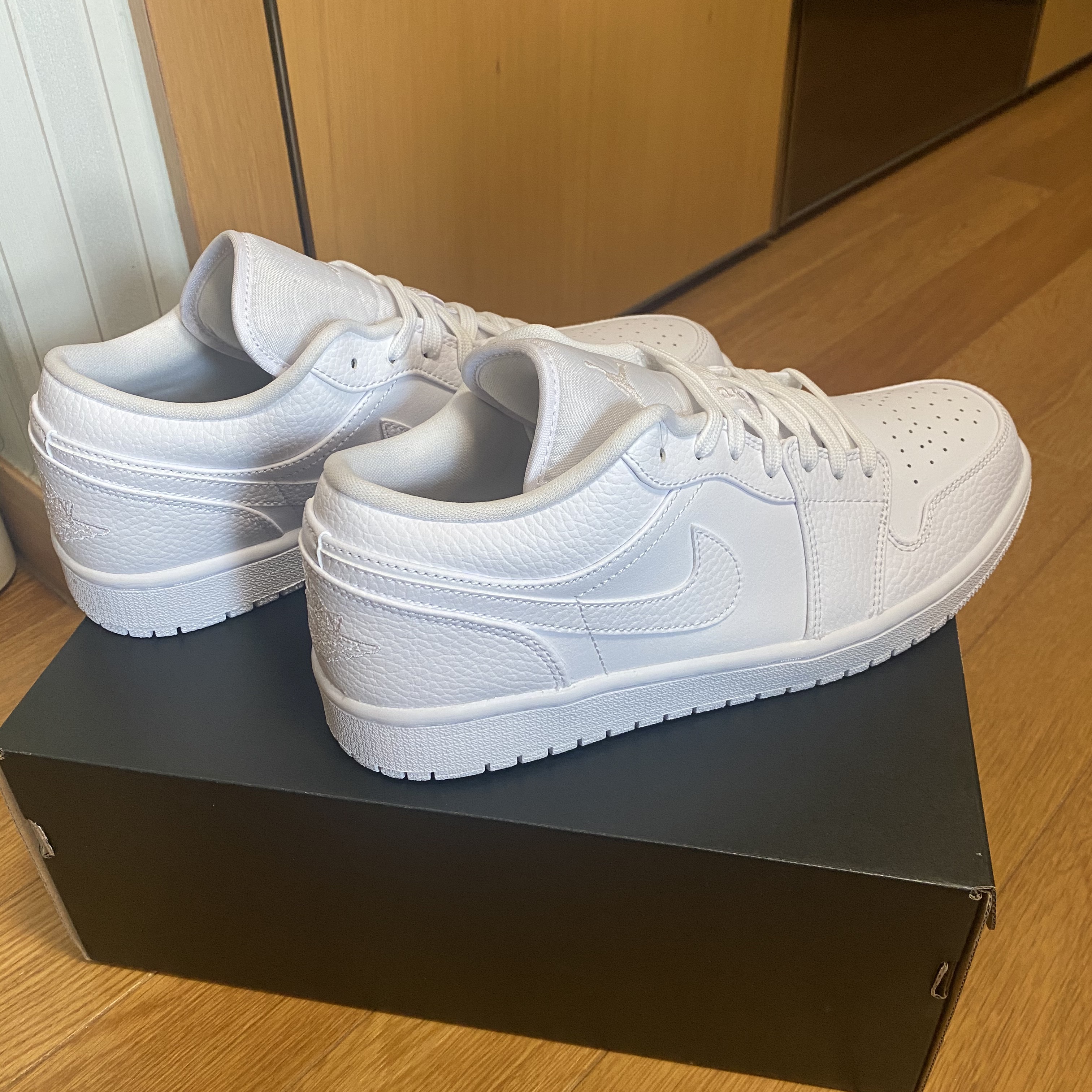Jordan 1 Low Triple White Tumbled Leather 2020 착용 스타일 - 1