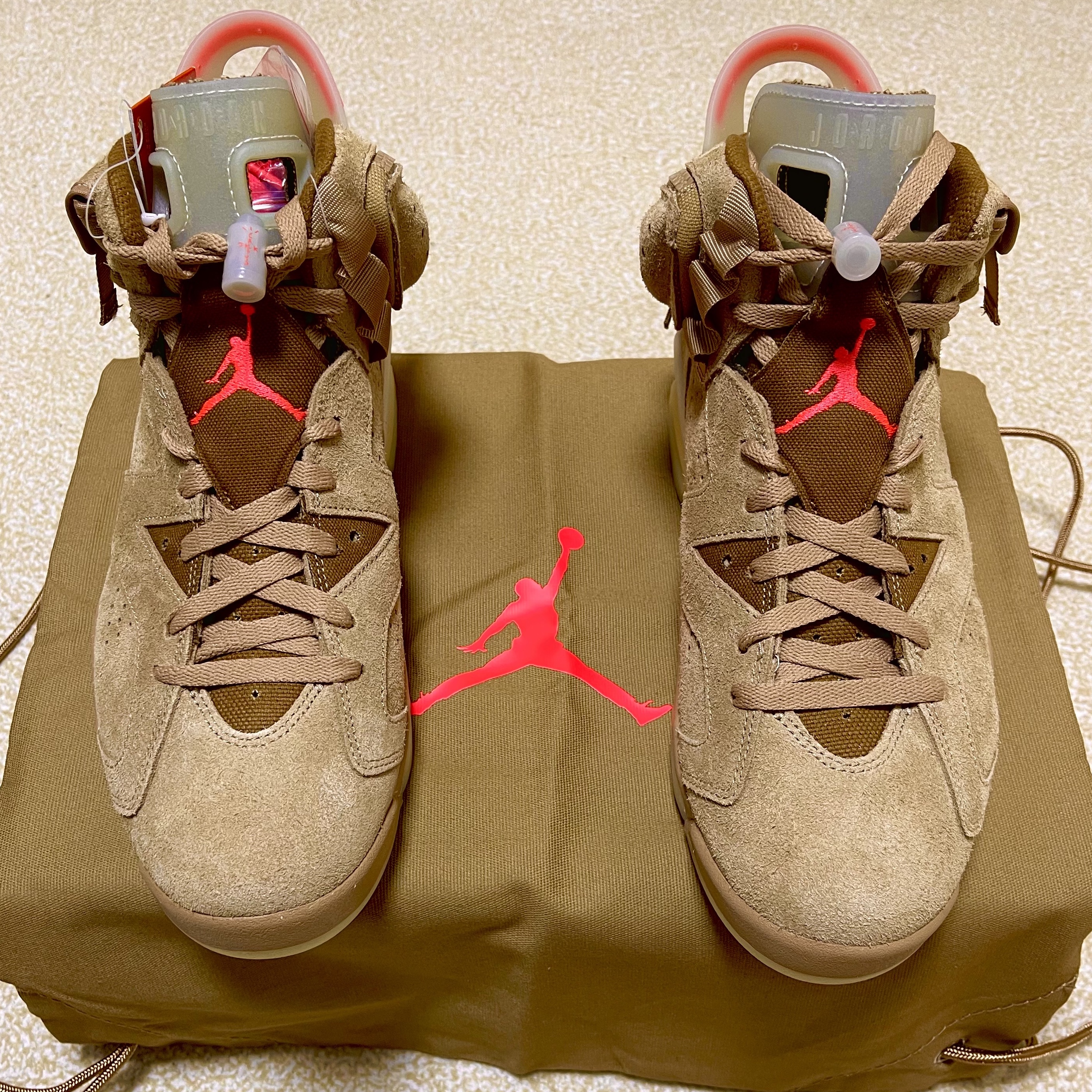 Jordan 6 x Travis Scott Retro SP British Khaki 착용 스타일 - 1
