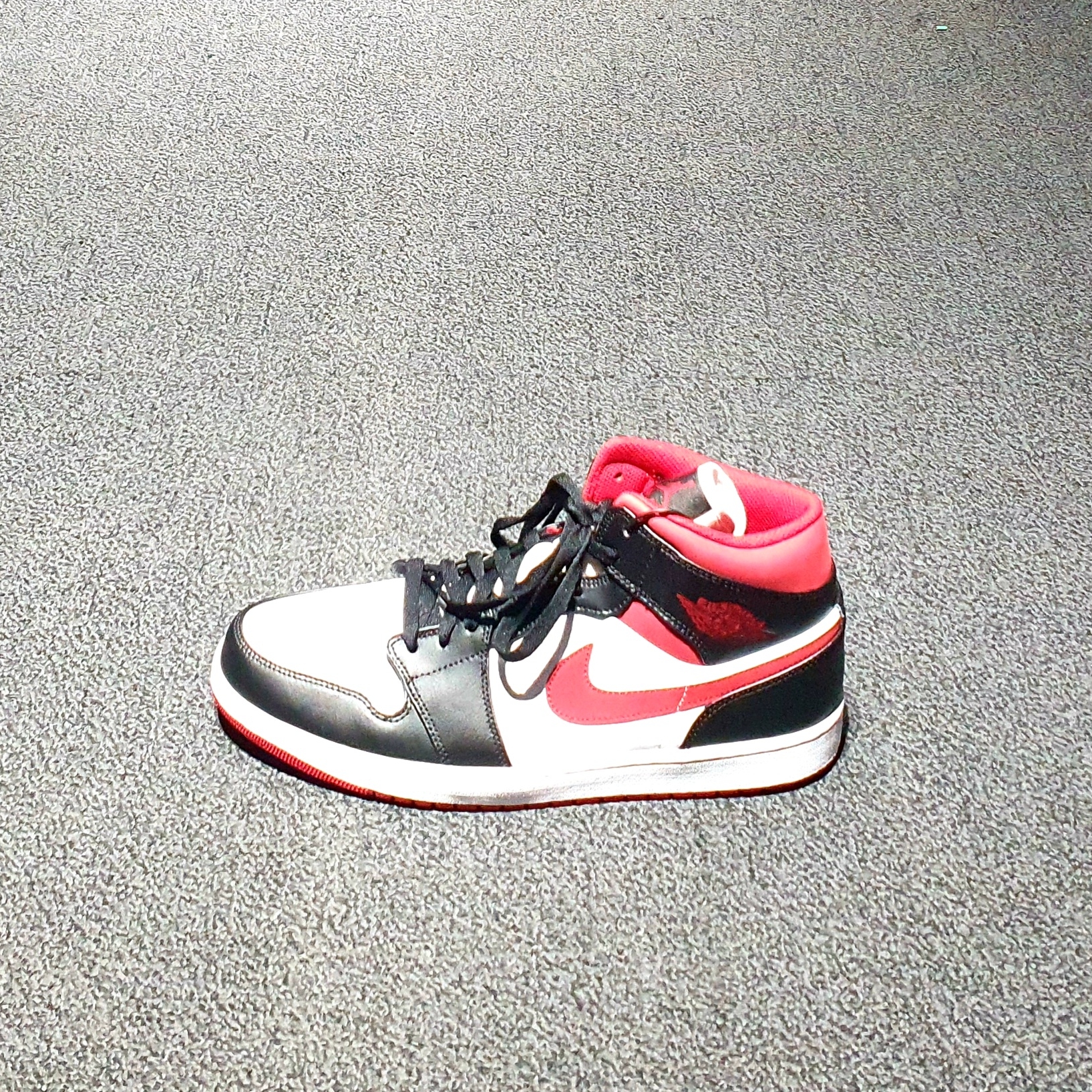 Jordan 1 Mid Gym Red Black White 착용 스타일
