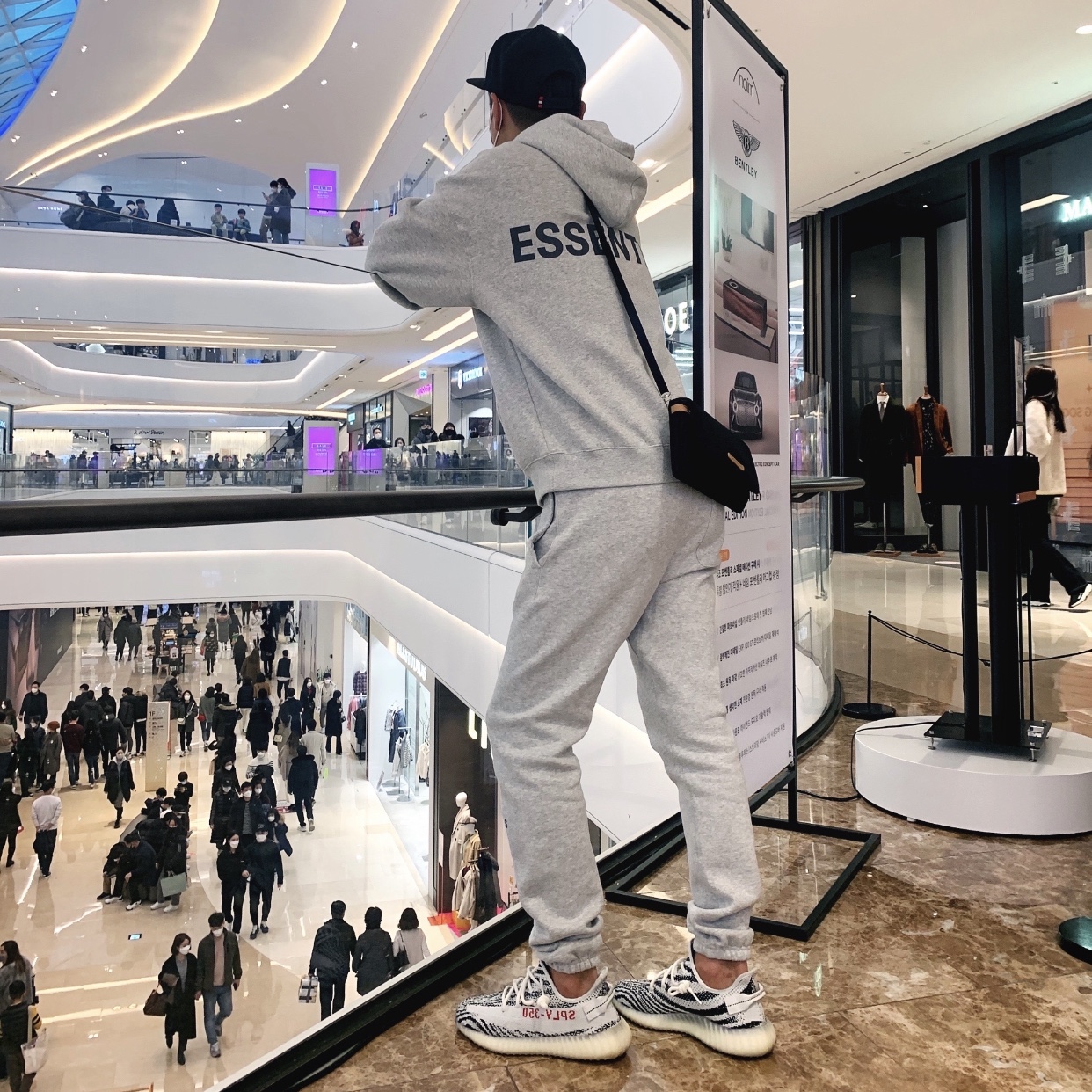 Adidas Yeezy Boost 350 V2 Zebra 2017/2019/2020, Essentials Sweatpants Oatmeal/Oatmeal Heather/Light Heather Oatmeal 2020 착용 스타일