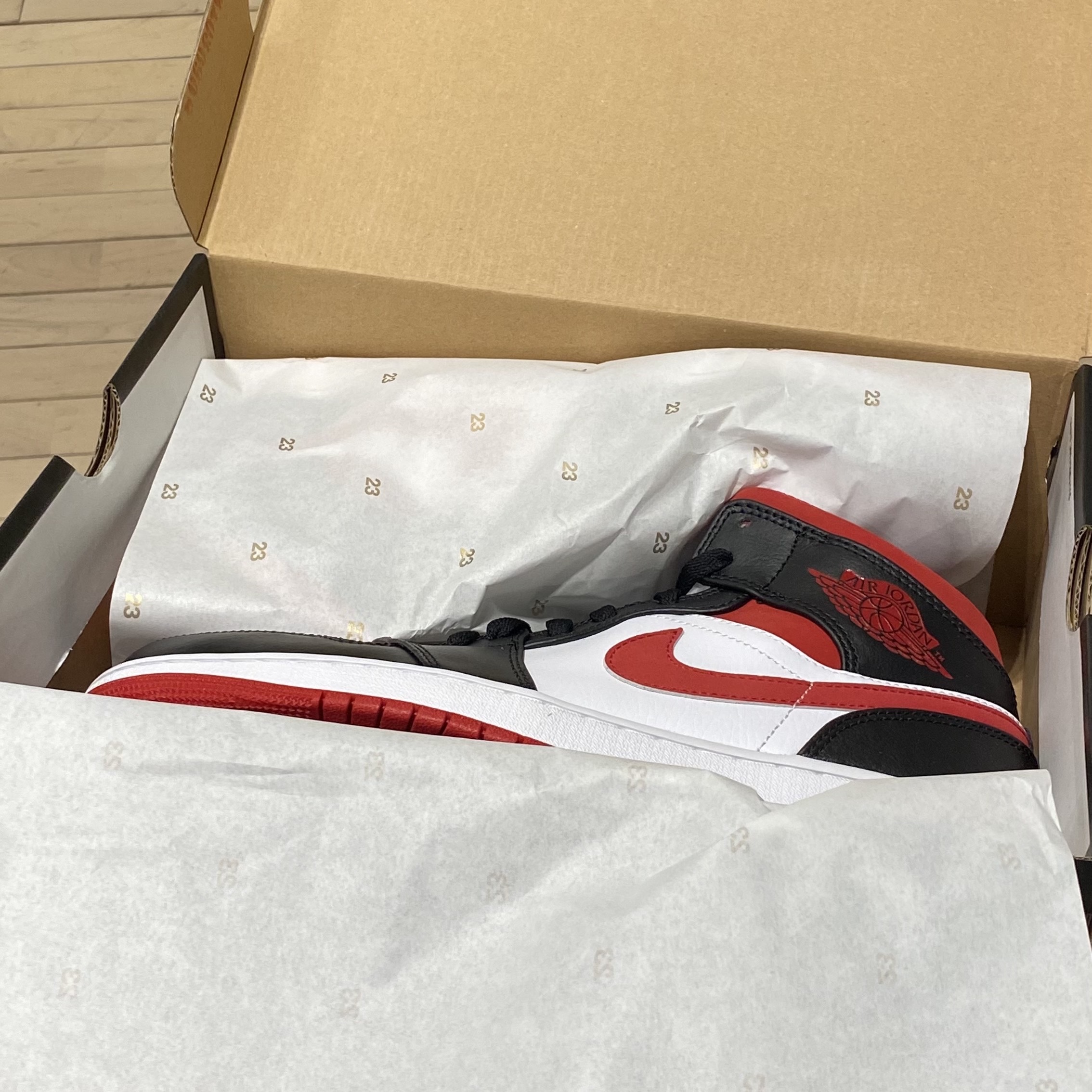 Jordan 1 Mid Gym Red Black White 착용 스타일 - 2