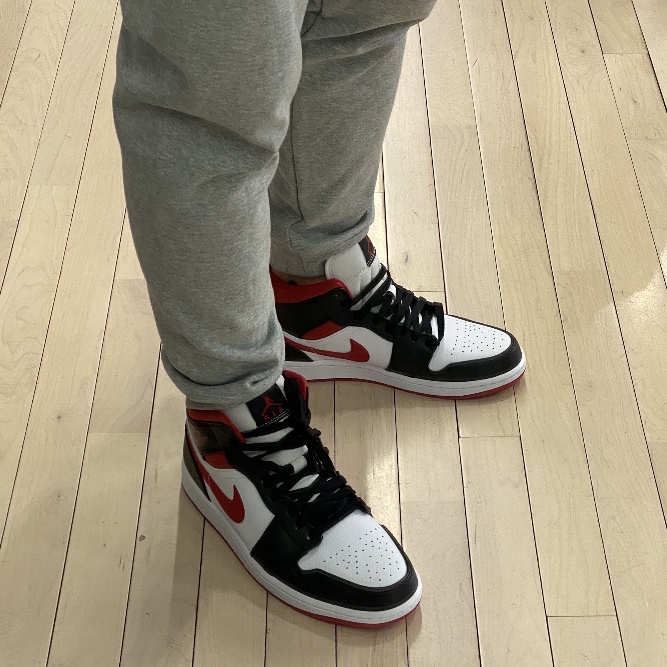 Jordan 1 Mid Gym Red Black White 착용 스타일 - 5