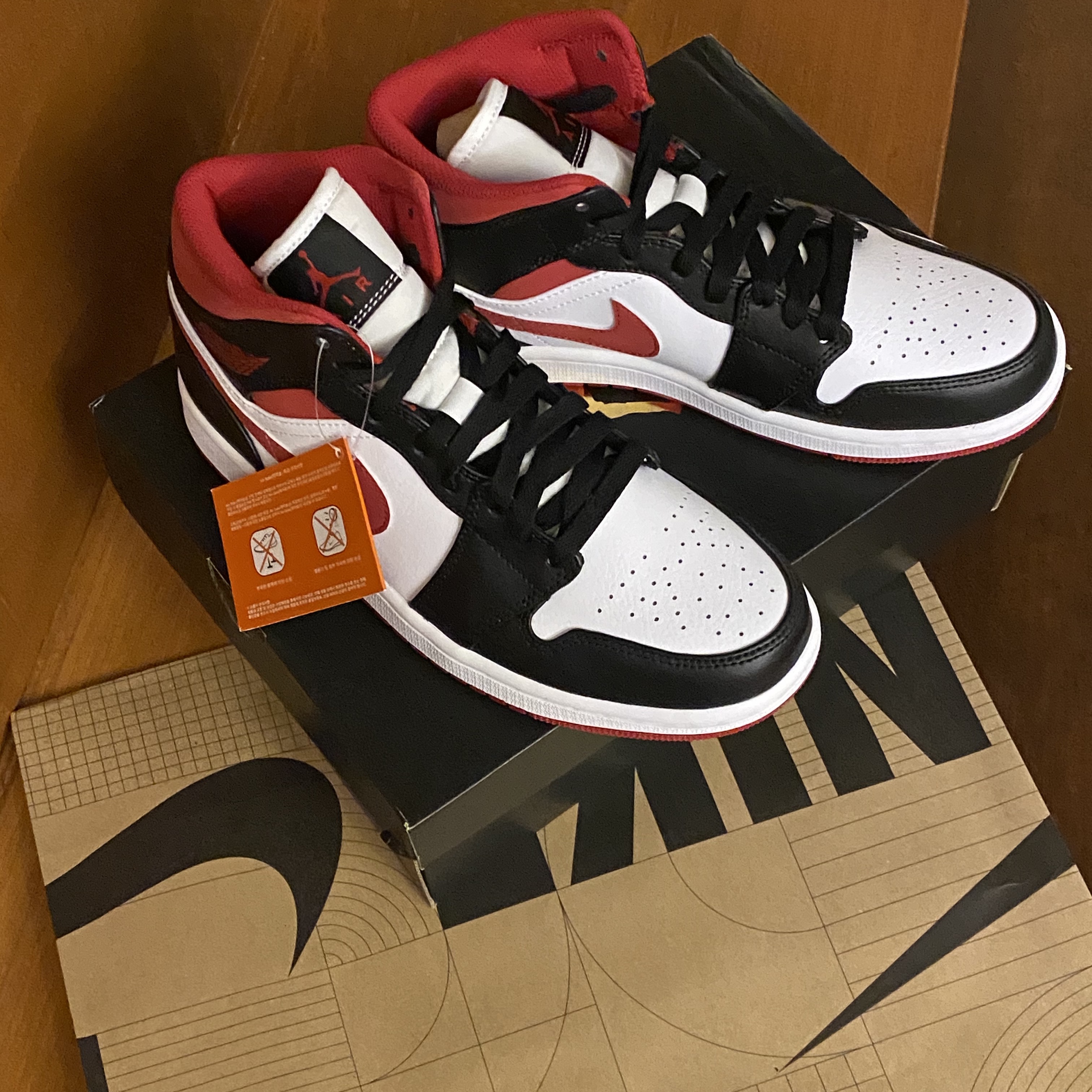 Jordan 1 Mid Gym Red Black White 착용 스타일 - 1