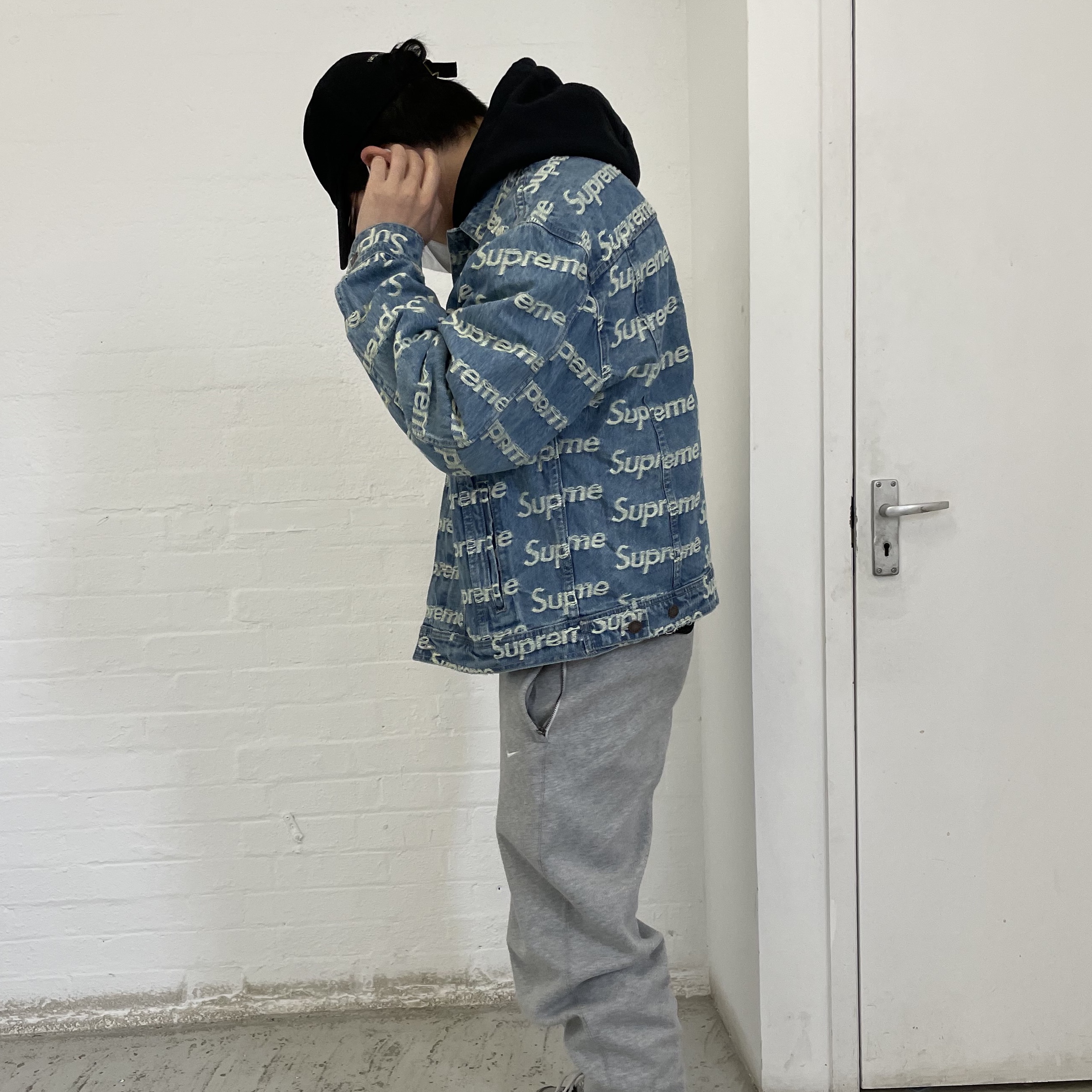 Supreme Frayed Logos Denim Trucker Jacket Blue - 21SS, Nike NRG Solo Swoosh Fleece Pants Dark Grey Heather - US/EU 착용 스타일
