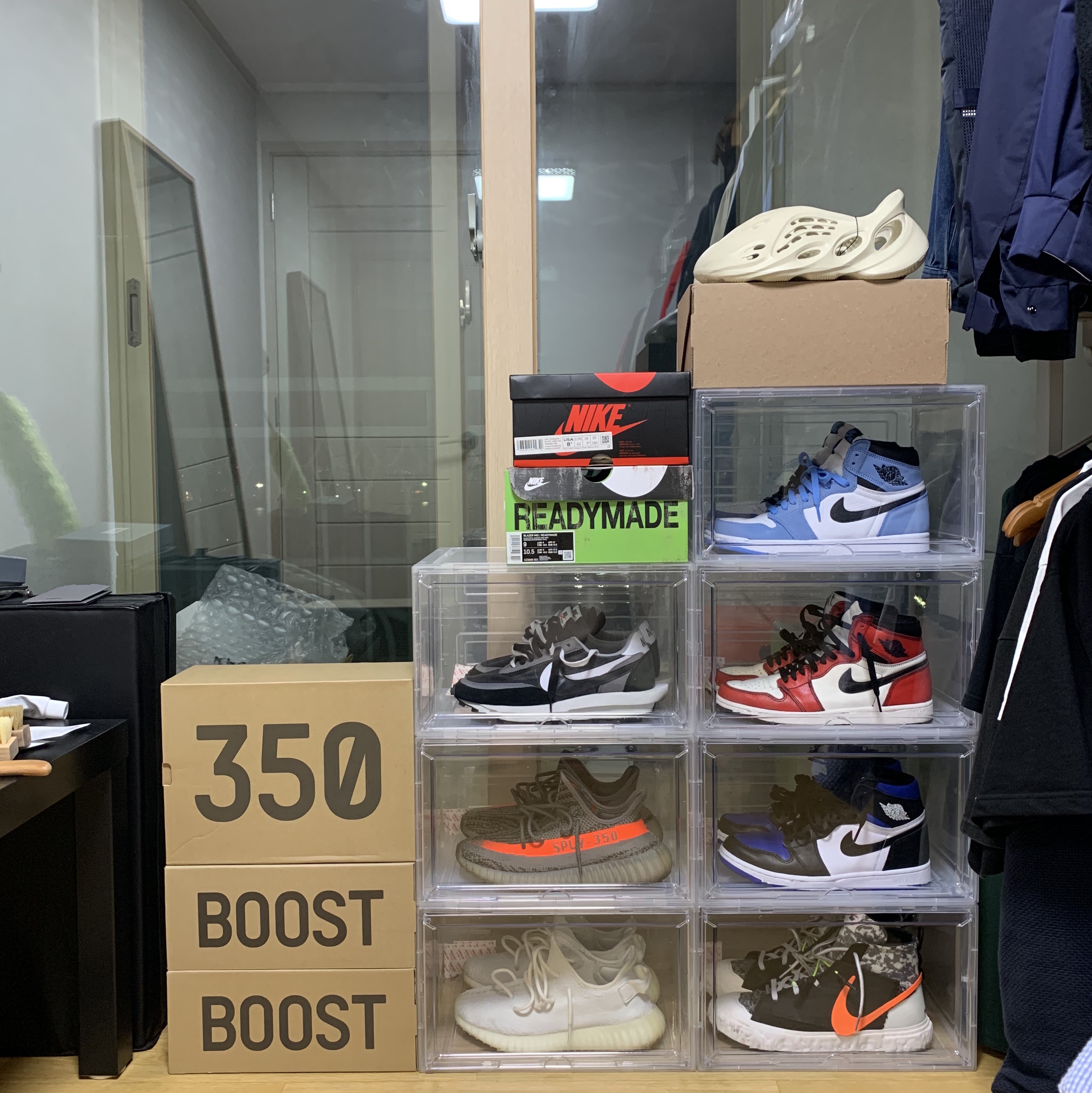 Adidas Yeezy Foam RNNR Sand, Jordan 1 Retro High OG University Blue 착용 스타일